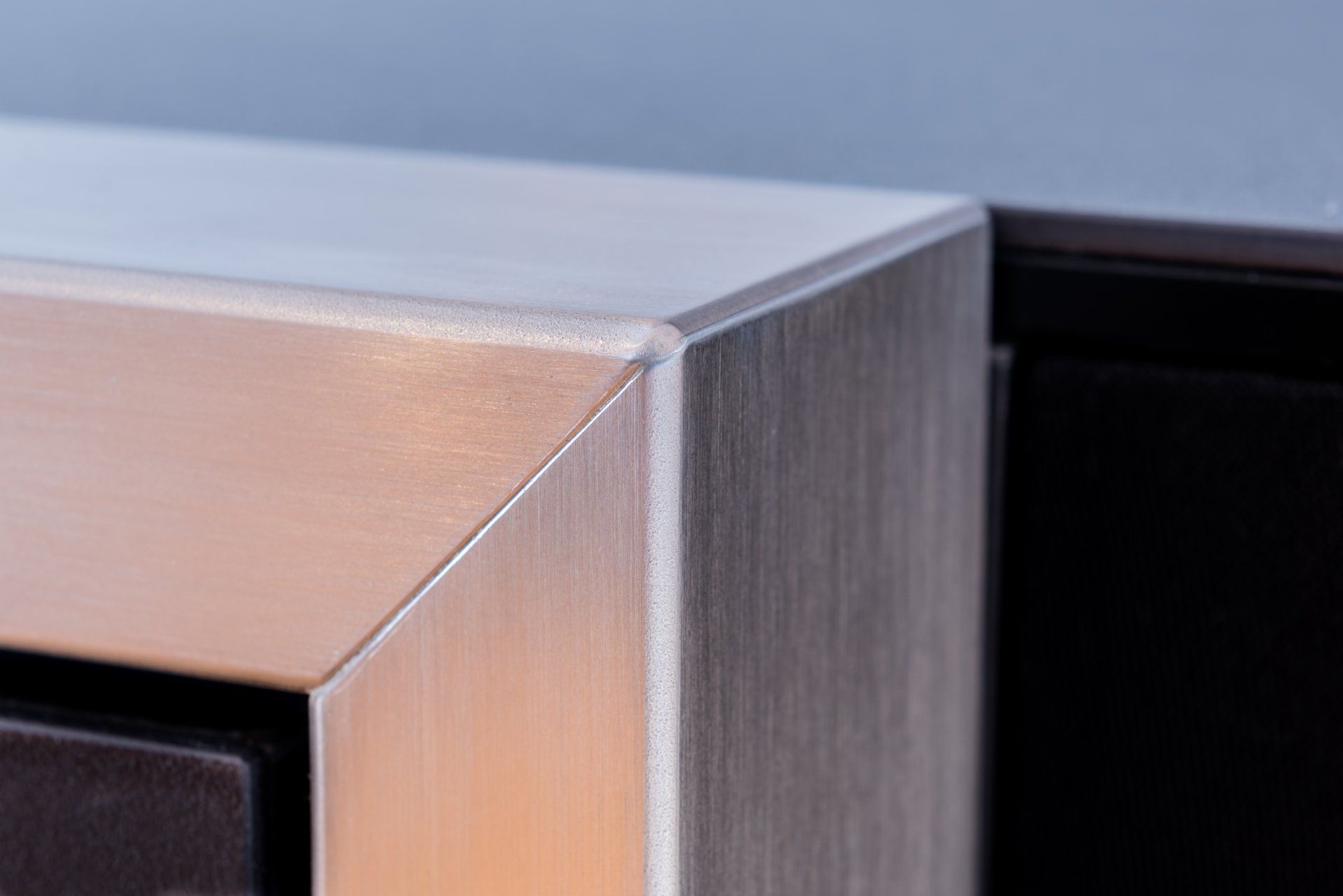 Edelstahlrahmen vom Schreiner auf Gehrung