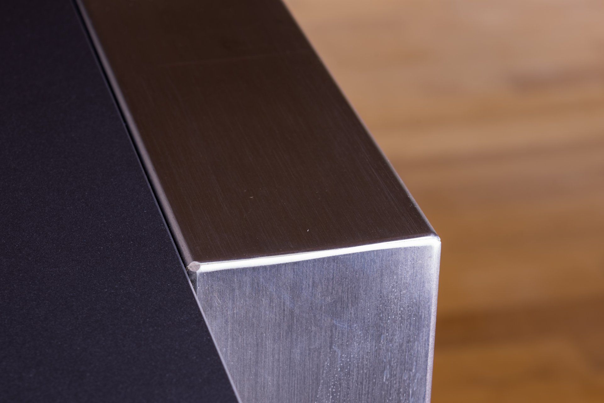 Satiniertes schwarzes Glas und Edelstahlrahmen, Nahaufnahme