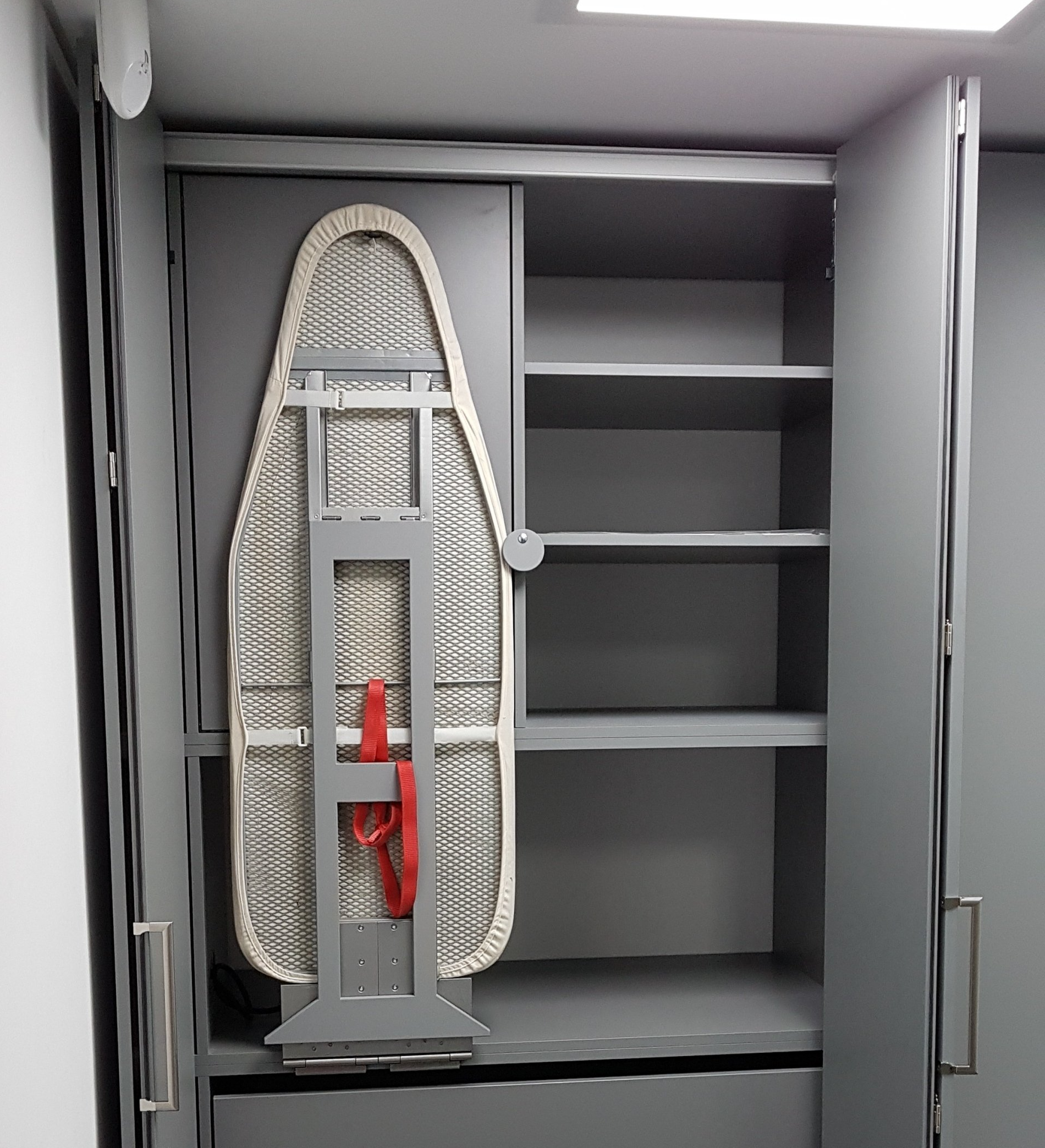 Ein Bügelbrett, integriert in einen Schrank von BLEIER