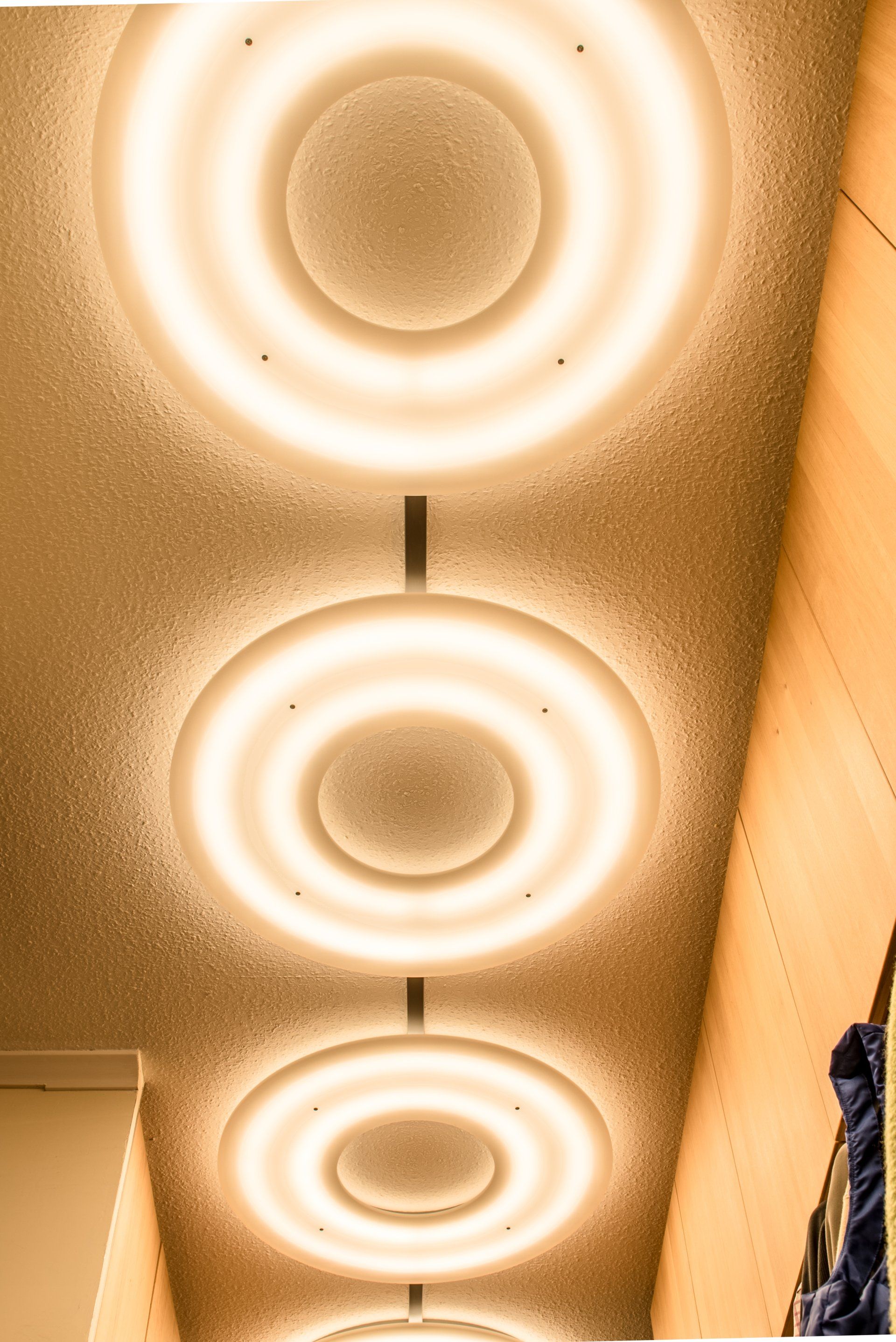 Edle Deckenleuchten: LED-Stripes hinter satiniertem Acrylglas, hergestellt von Schreinerei Bleier aus Bietigheim/Baden