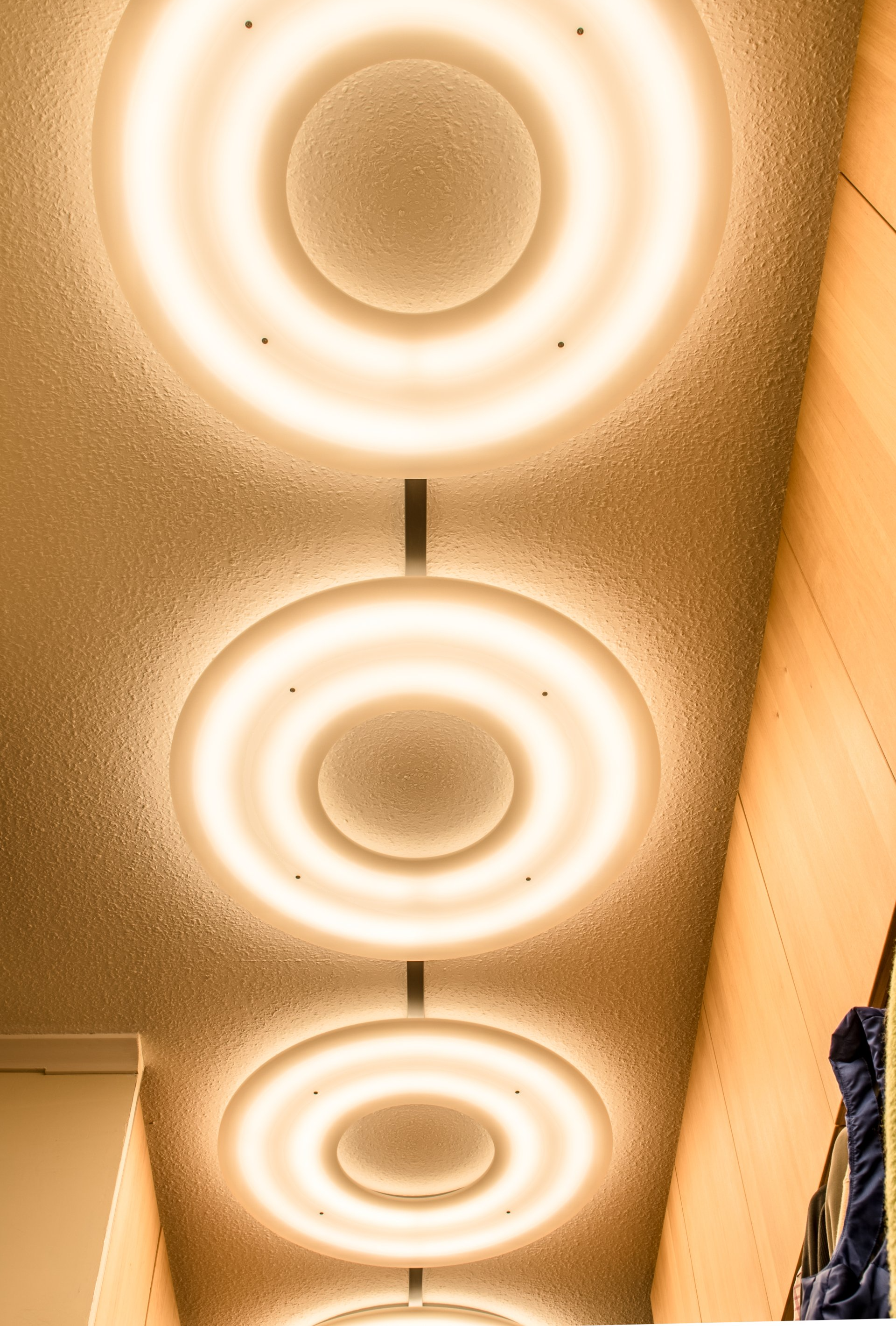 Deckenleuchten: LED-Stripes hinter satiniertem Acrylglas, hergestellt von Schreiner Bleier aus Bietigheim/Karlsruhe