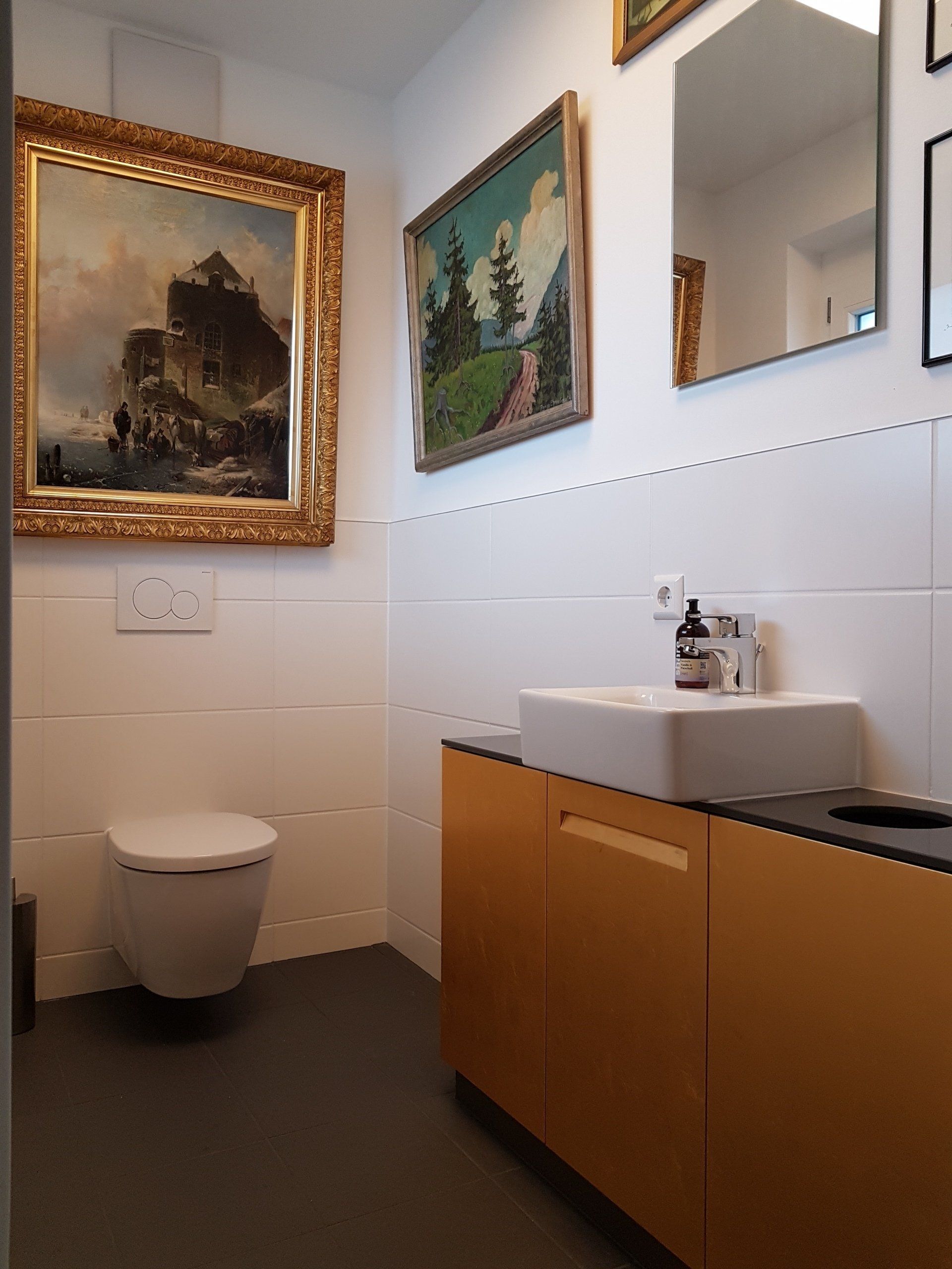 Edler Waschbecken-Unterschrank mit Blattgold von BLEIER Lebensräume
