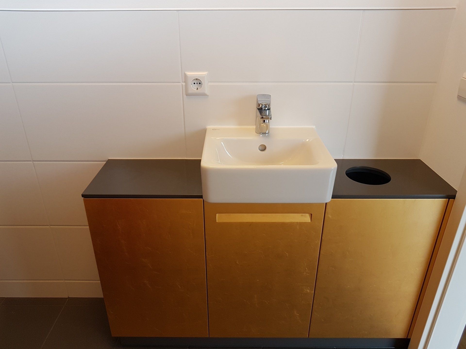 Mit Blattgold verzierter Badschrank unter einem Waschbecken, Handarbeit von Schreiner BLEIER Lebensräume aus Bietigheim/Rastatt