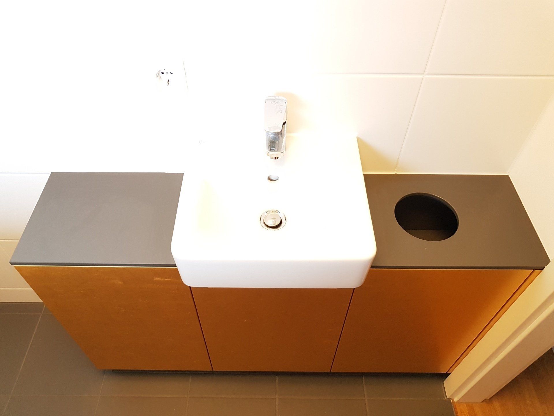 Bad-Unterschrank mit Blattgold der Schreinerei BLEIER , Sicht von oben mit Waschbecken