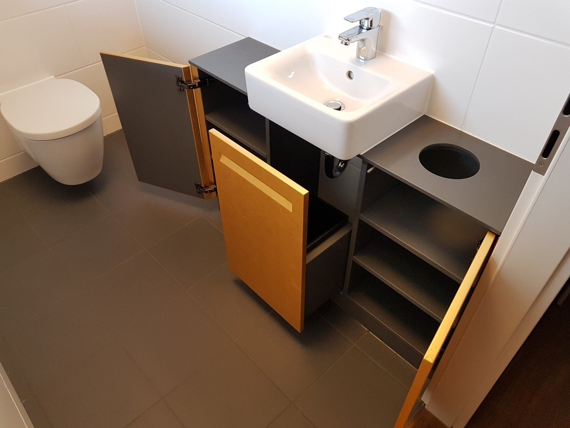 Bad-Unterschrank mit Blattgold von BLEIER Lebensräume, geöffnete Schranktüren