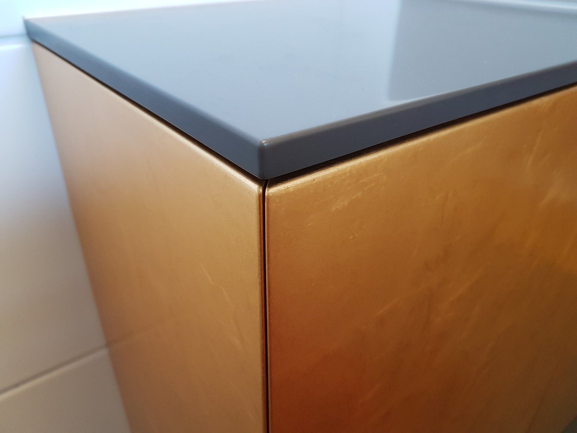 Nahaufnahme Blattgold, Blattgold-Veredelung von Möbeln der Schreinerei Bleier aus dem Raum Karlsruhe/Rastatt
