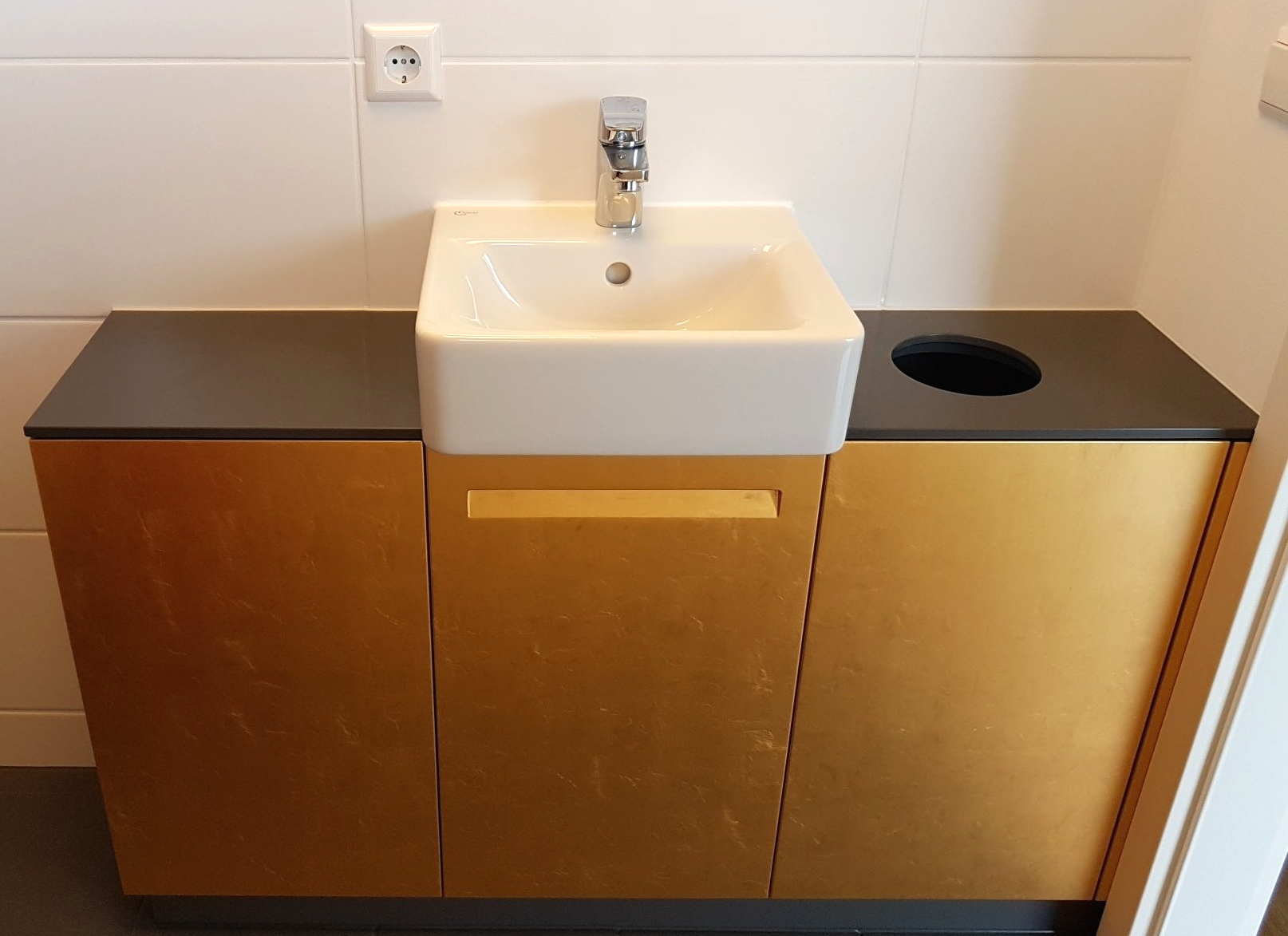 Edler Bad-Unterschrank mit Blattgold von BLEIER Lebensräume aus Bietigheim bei Karlsruhe