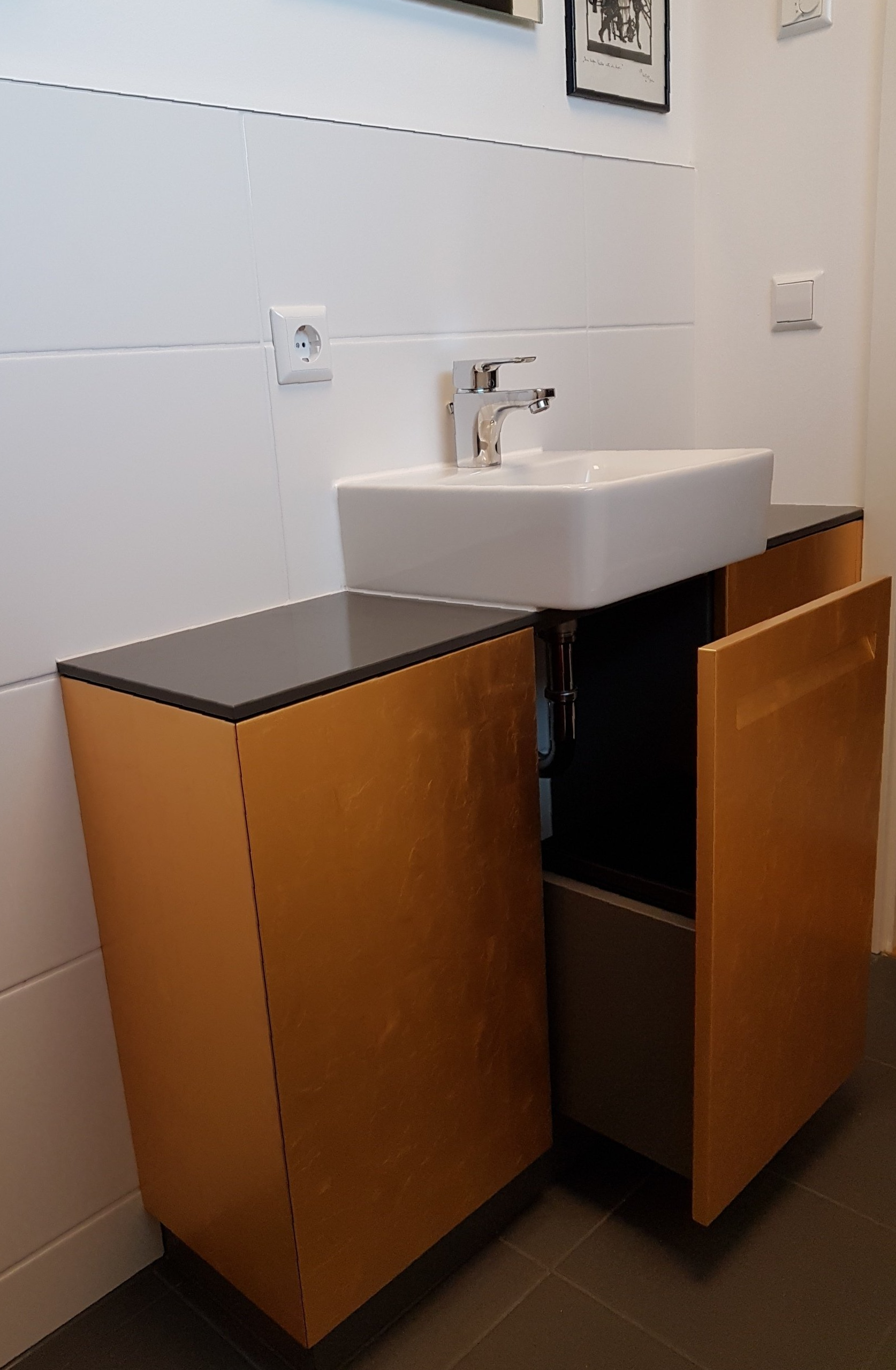 Seitenansicht Bad-Unterschrank mit Blattgold von BLEIER Lebensräume