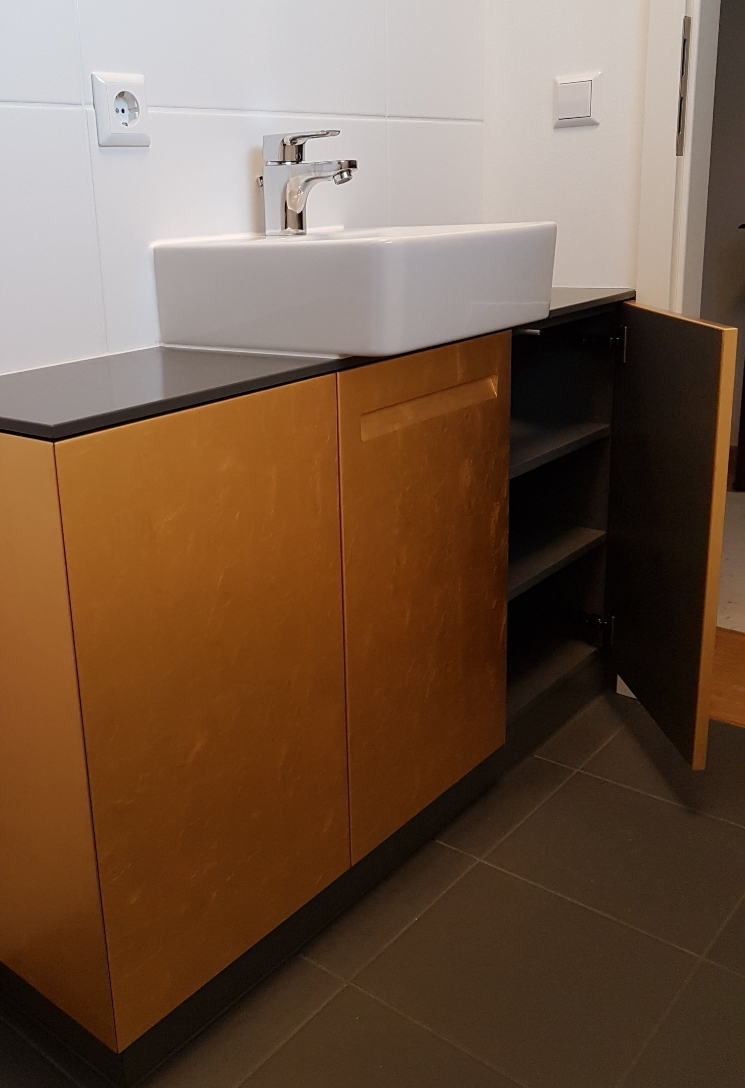 WC-Unterschrank mit Blattgold der Schreinerei BLEIER , eine Schranktür offen