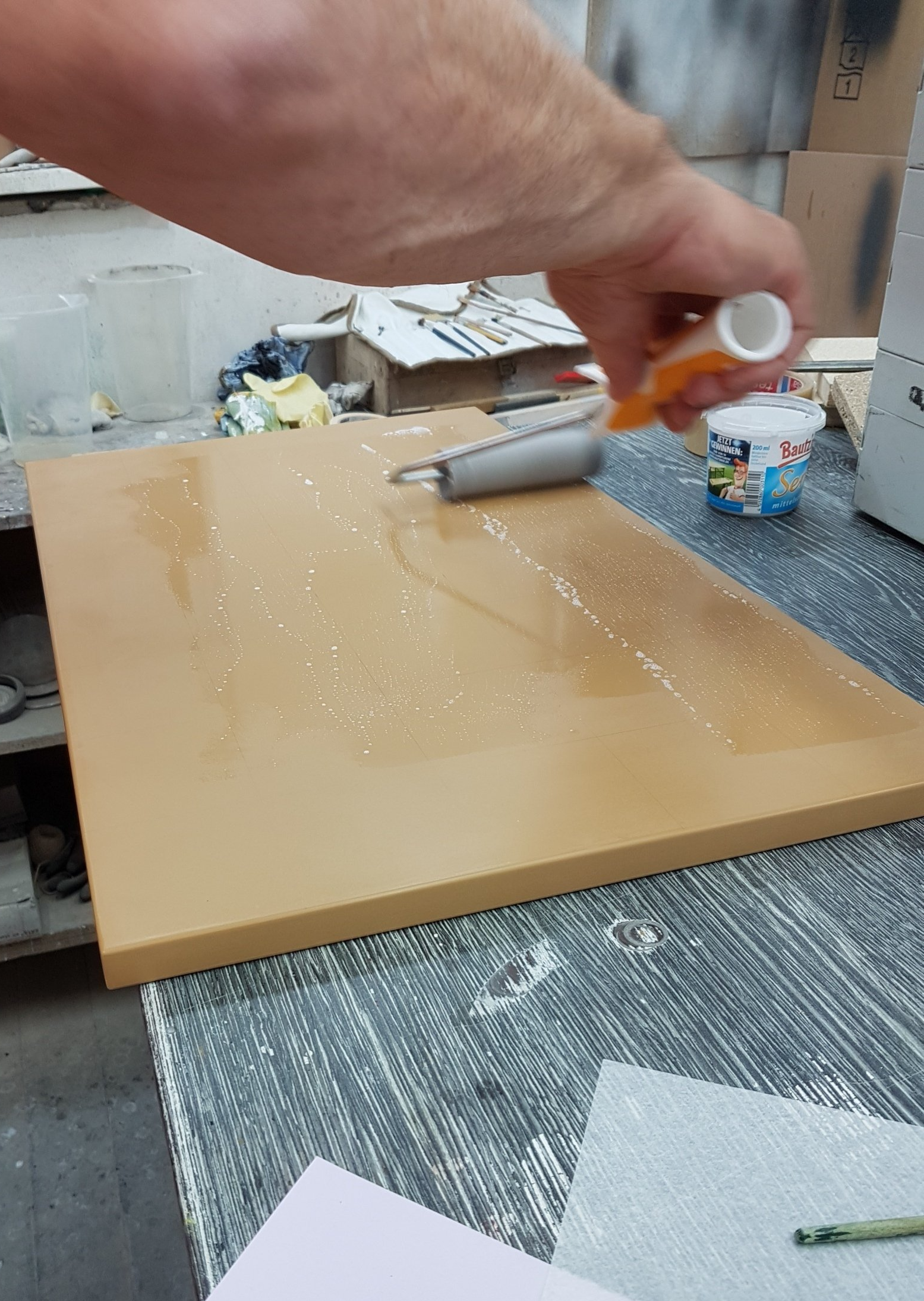 24K-Blattgoldveredelung: Holz wird bestrichen