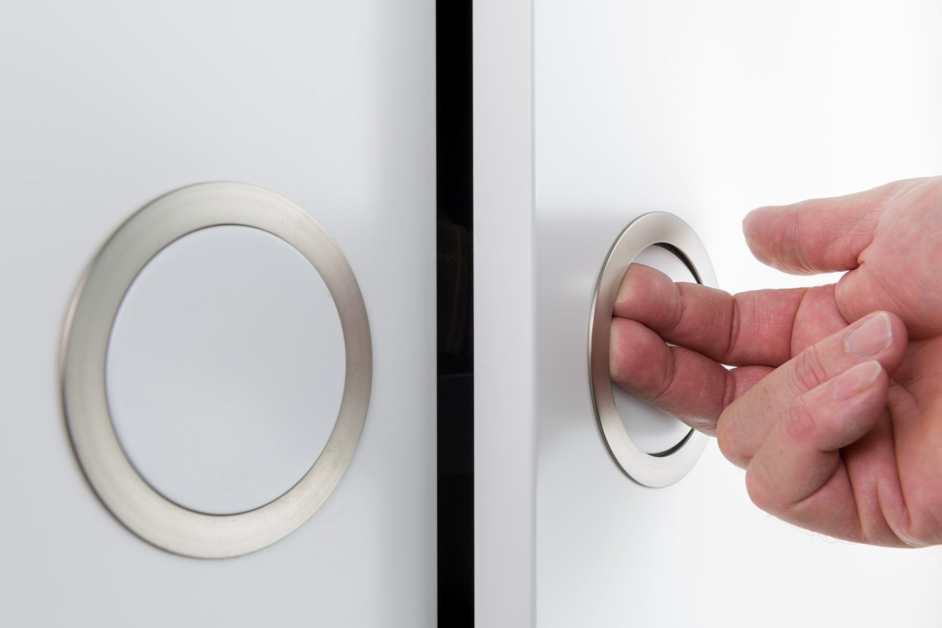 Nahansicht von Muschelgriffen in einer Schranktür, gefertigt vom Schreiner Bleier aus Bietigheim/Karlsruhe