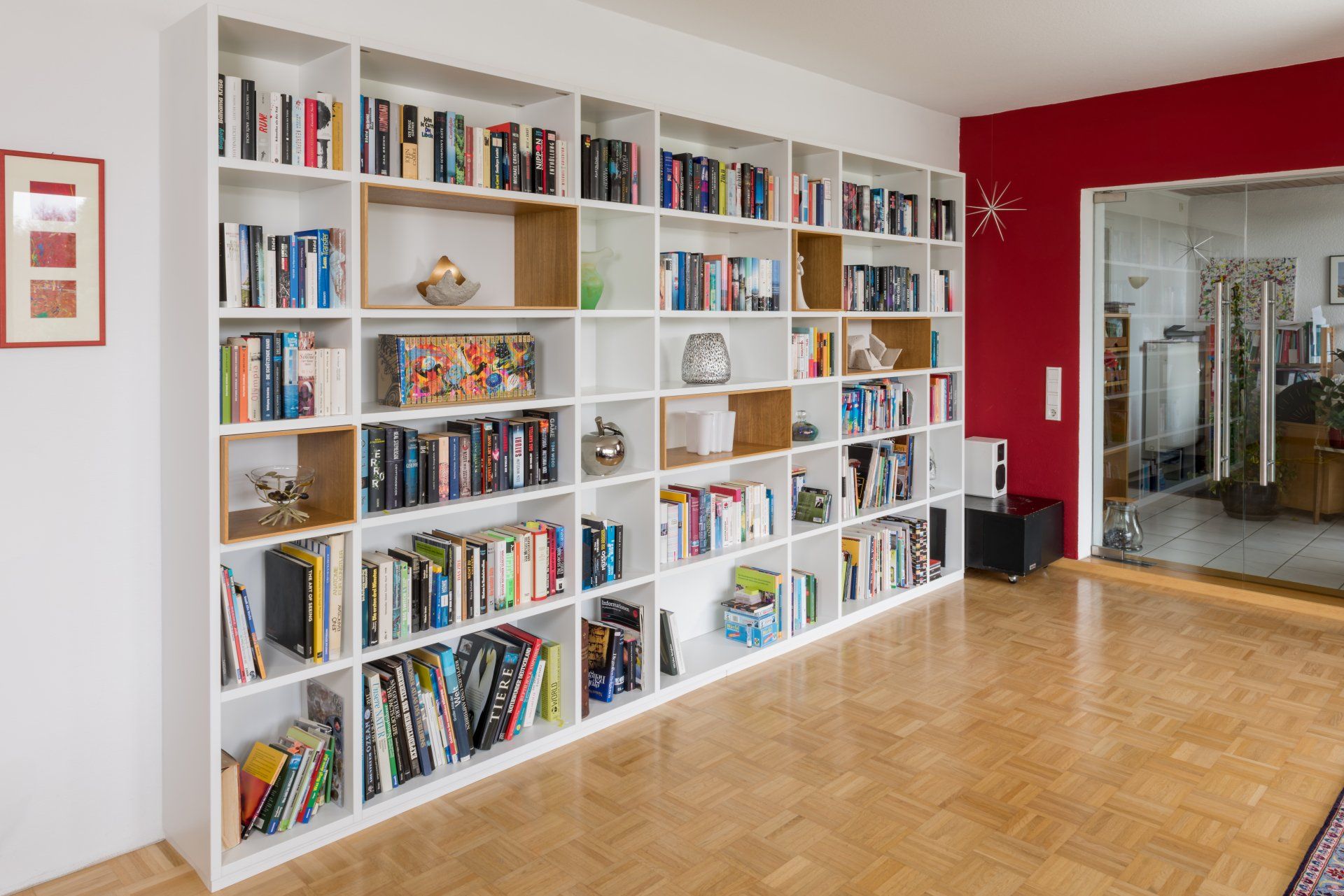 Bücherwand mit Einschubelementen von Bleier