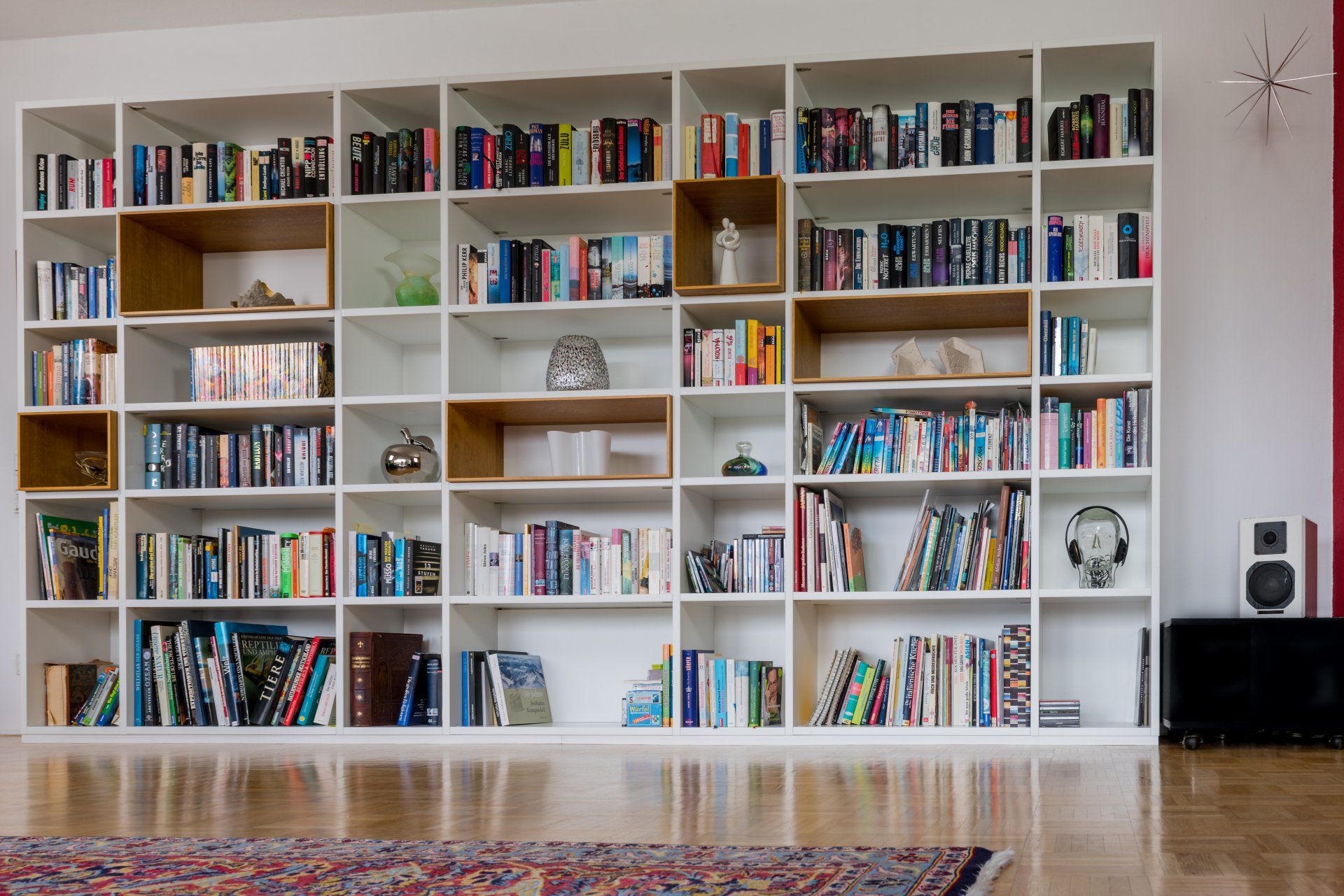 Edle Bücherwand mit Einschubelementen von Bleier Lebensräume, Schreinerei in Bietigheim/Rastatt