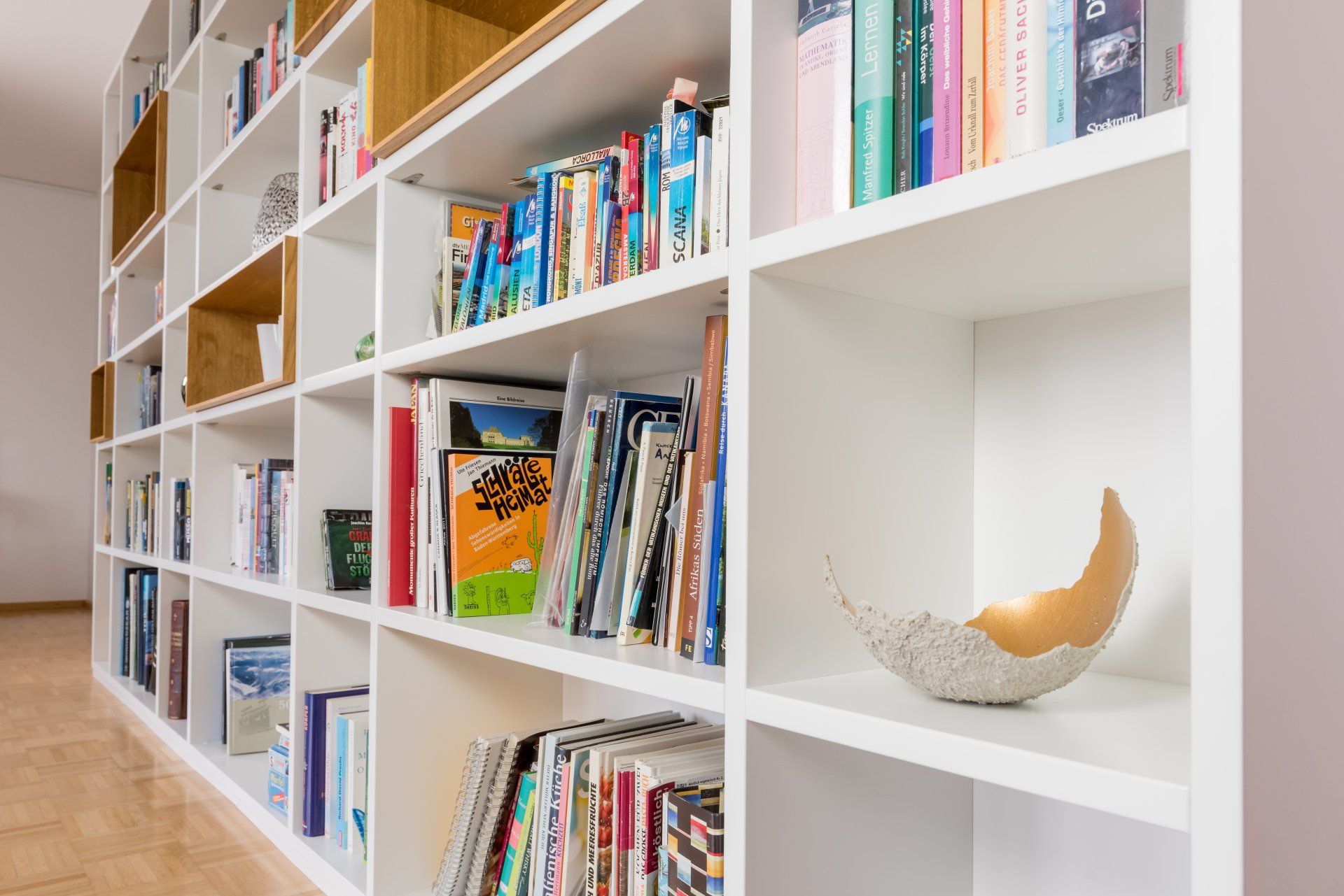 Edle Bücherwand mit Deko und Einschubelementen von Bleier Lebensräume, Schreinerei in Bietigheim/Karlsruhe