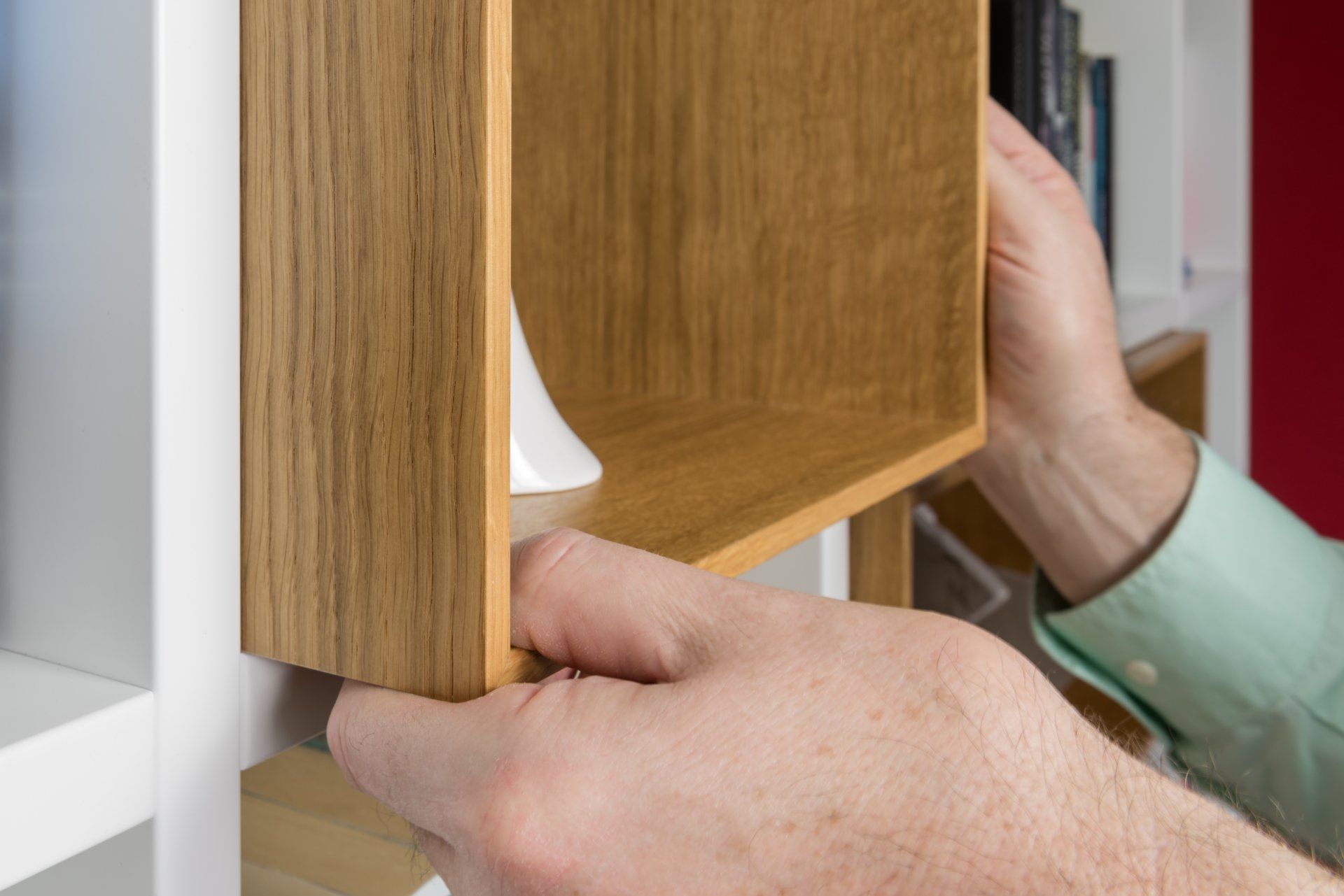 Eine Holzbox wird in ein Regal eingepasst vom Schreiner Bleier aus Bietigheim bei Karlsruhe