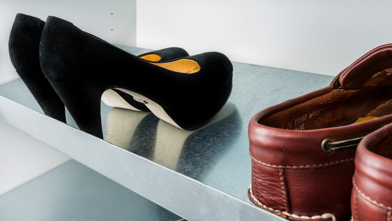 Schuhe auf einem Schuhregal von BLEIER