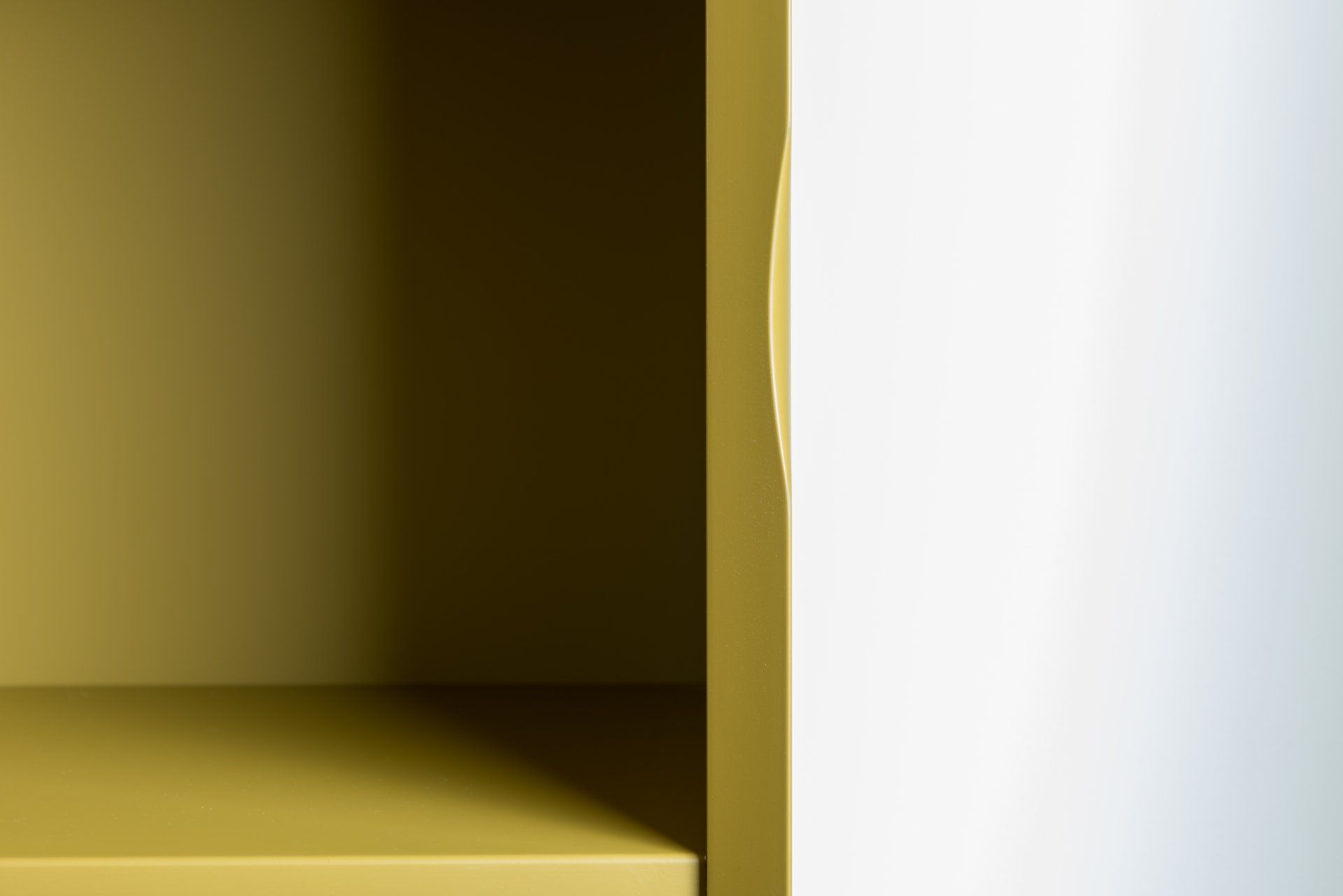 Nahansicht einer Griffmulde des Wohnzimmerschranks