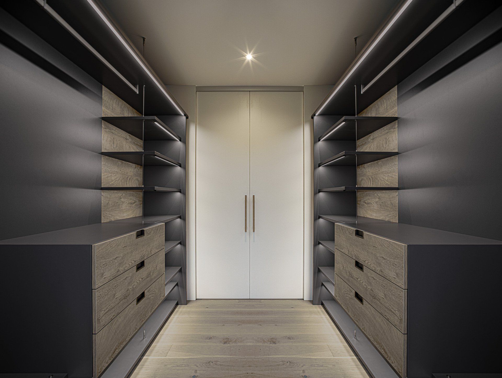 Begehbarer Kleiderschrank in Anthrazitgrau mit LED-Beleuchtung