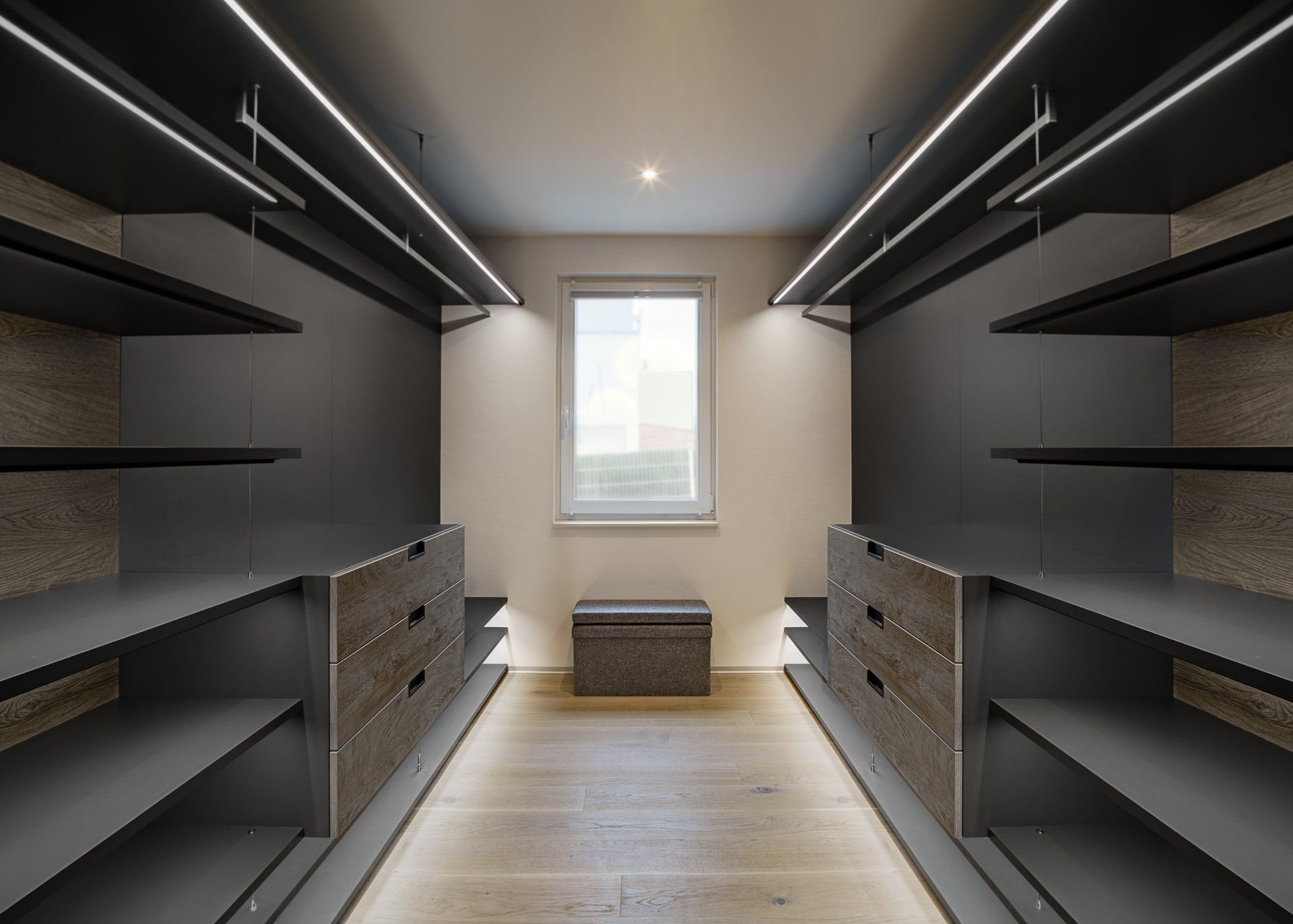 Kleiderschrank in Anthrazit, begehbar, mit LED-Beleuchtung