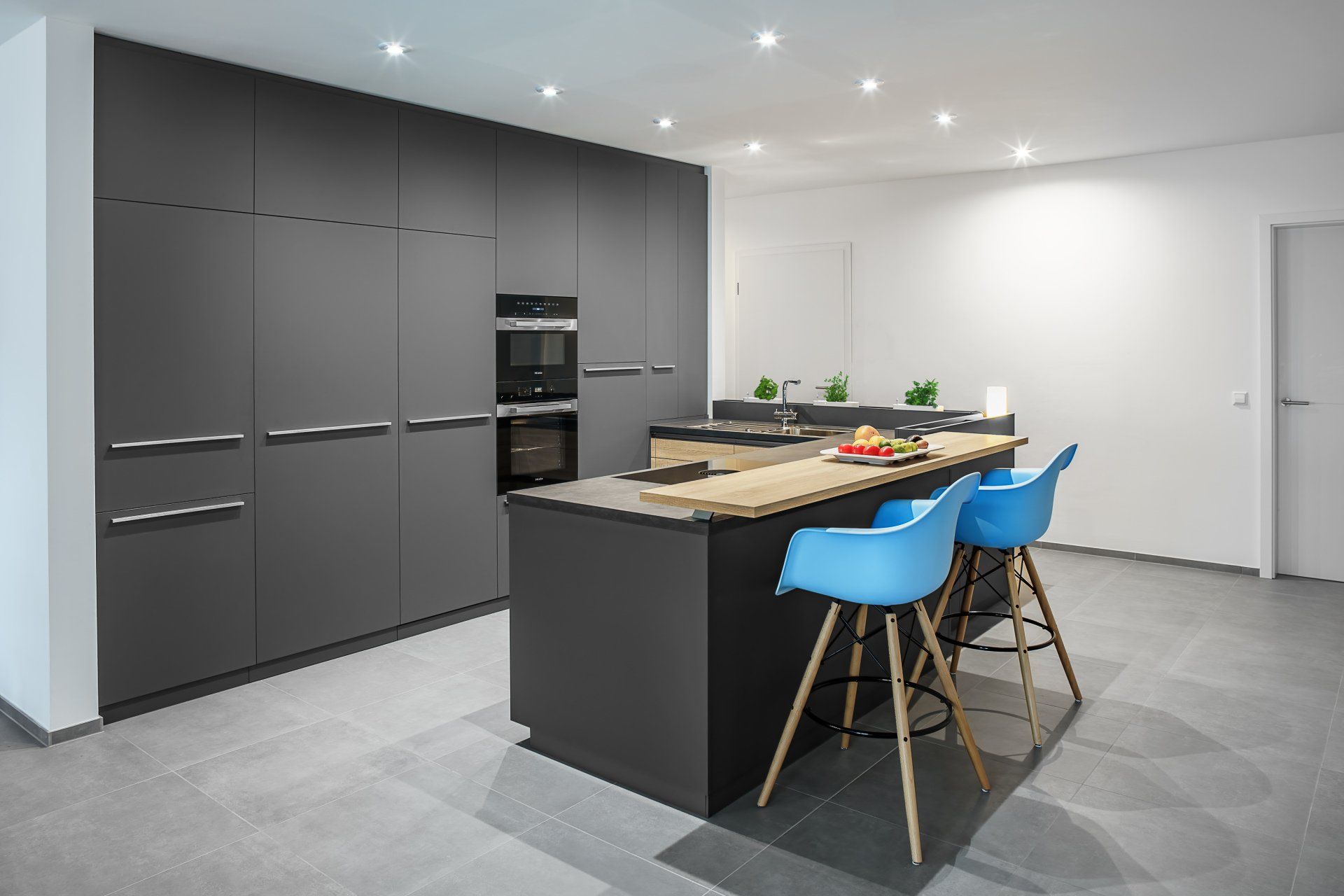 Clevere Einbauküche mit Halbinsel