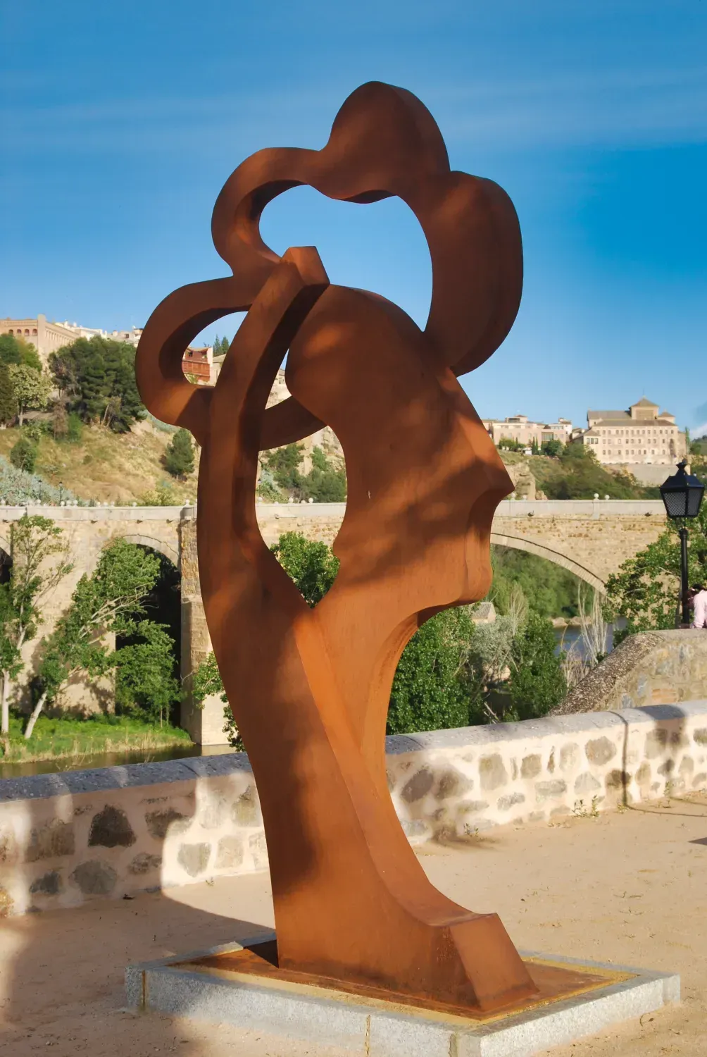 Flor de la Cava, Toledo Escultura monumental para paseo en acero corten, arte público en Toledo.