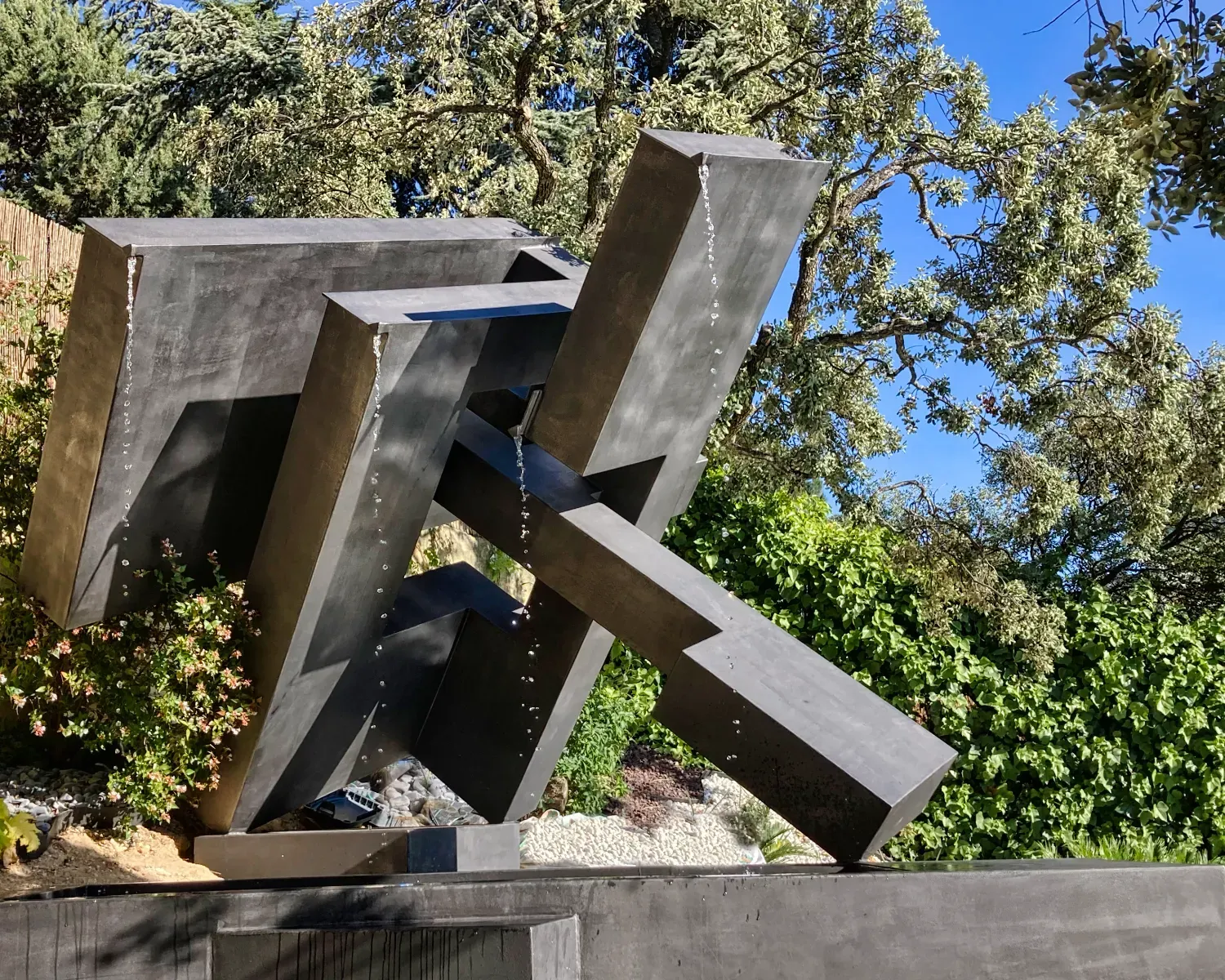 Fuente Fuente artística personalizada, elemento decorativo para paisajismo exclusivo.