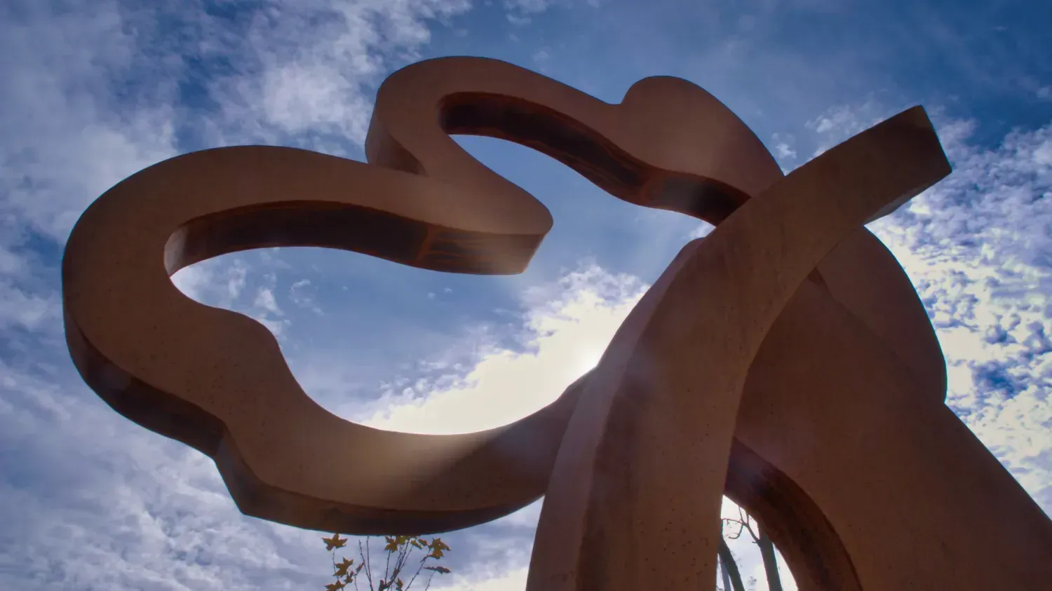 Paseo en Toledo Detalle de escultura monumental en acero cotén con patina de oxido.