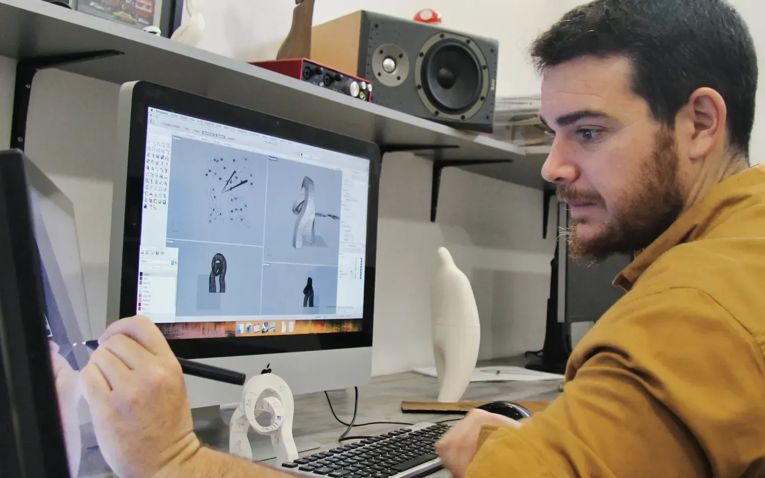 Equipo A Dos Sentidos Escultor diseñando escultura abstracta.