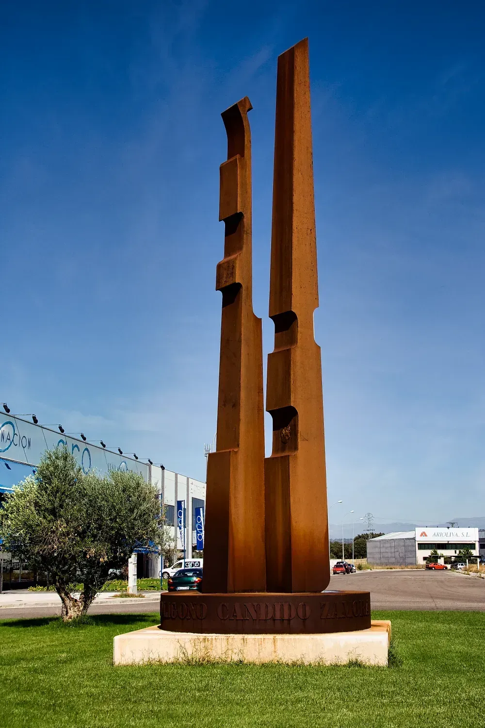 Torre Hierro, Talavera de la Reina Escultura monumental para rotonda en acero corten, personalizada para poligono industrial.