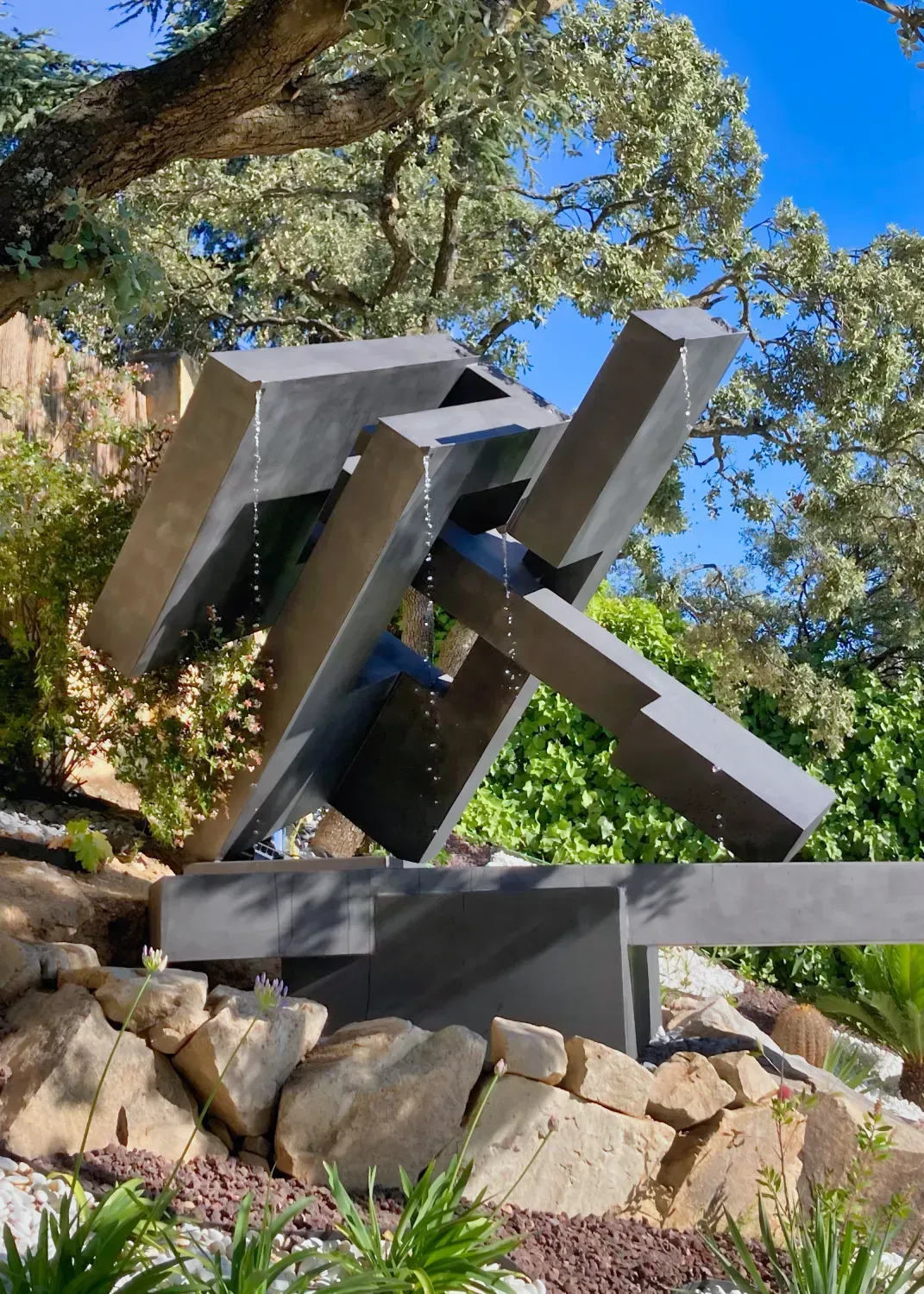 Colección privada Jardín privado con fuente escultórica.