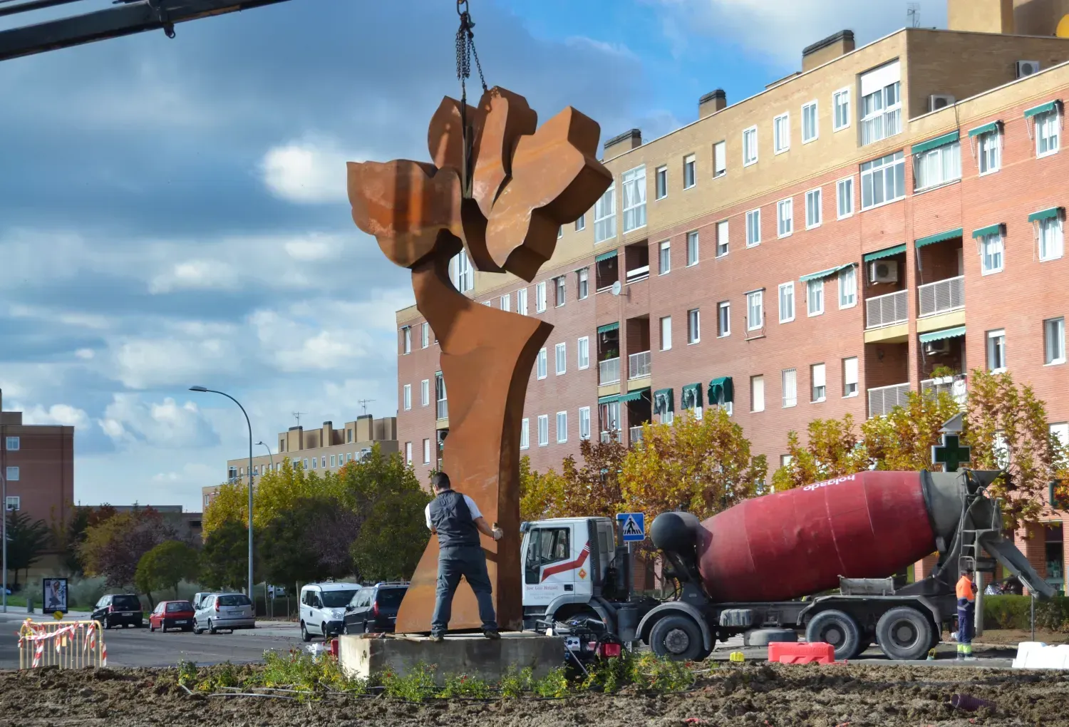 Obra pública en Toledo Proceso de instalación de escultura monumental en rotonda, arte público.
