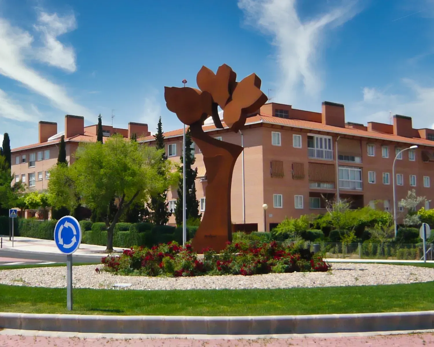 Rotonda en Toledo Escultura monumental en acero corten para rotonda, arte público resistente.