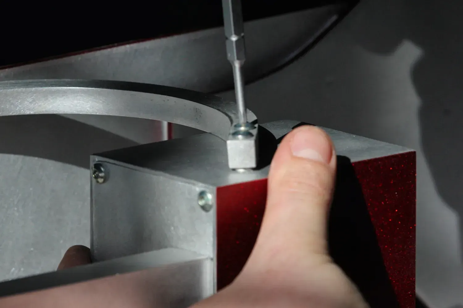 Nuestro trabajo Detalle de artista escultor trabajando en obra de arte a medida en el taller.