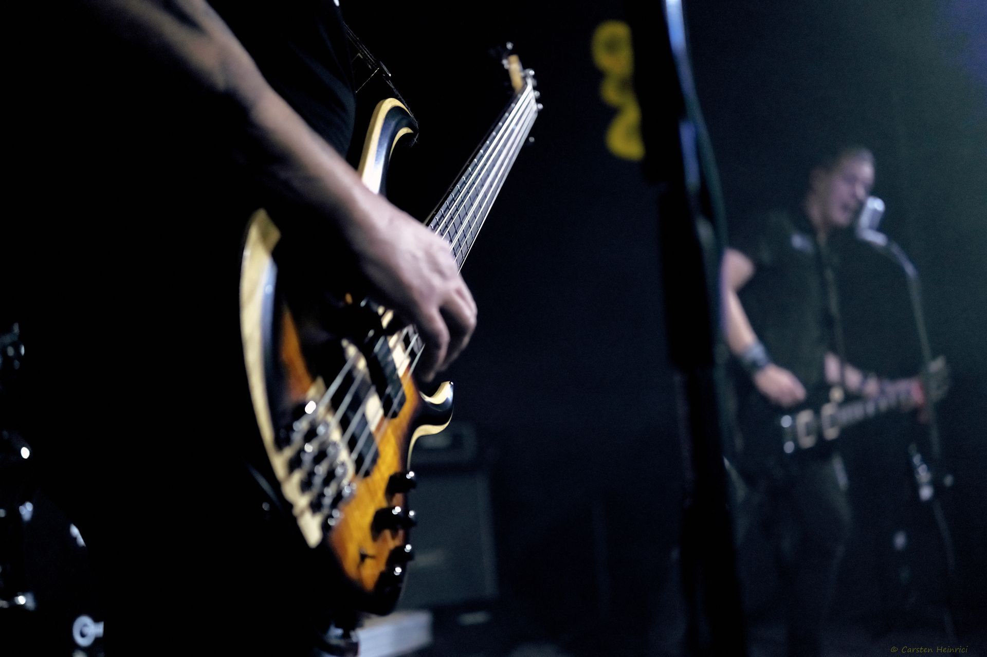Live-Auftritt von Jevatta auf der Bühne im METRONOM. Die Band in Aktion während des Konzerts. Foto von Carsten Heinrici.