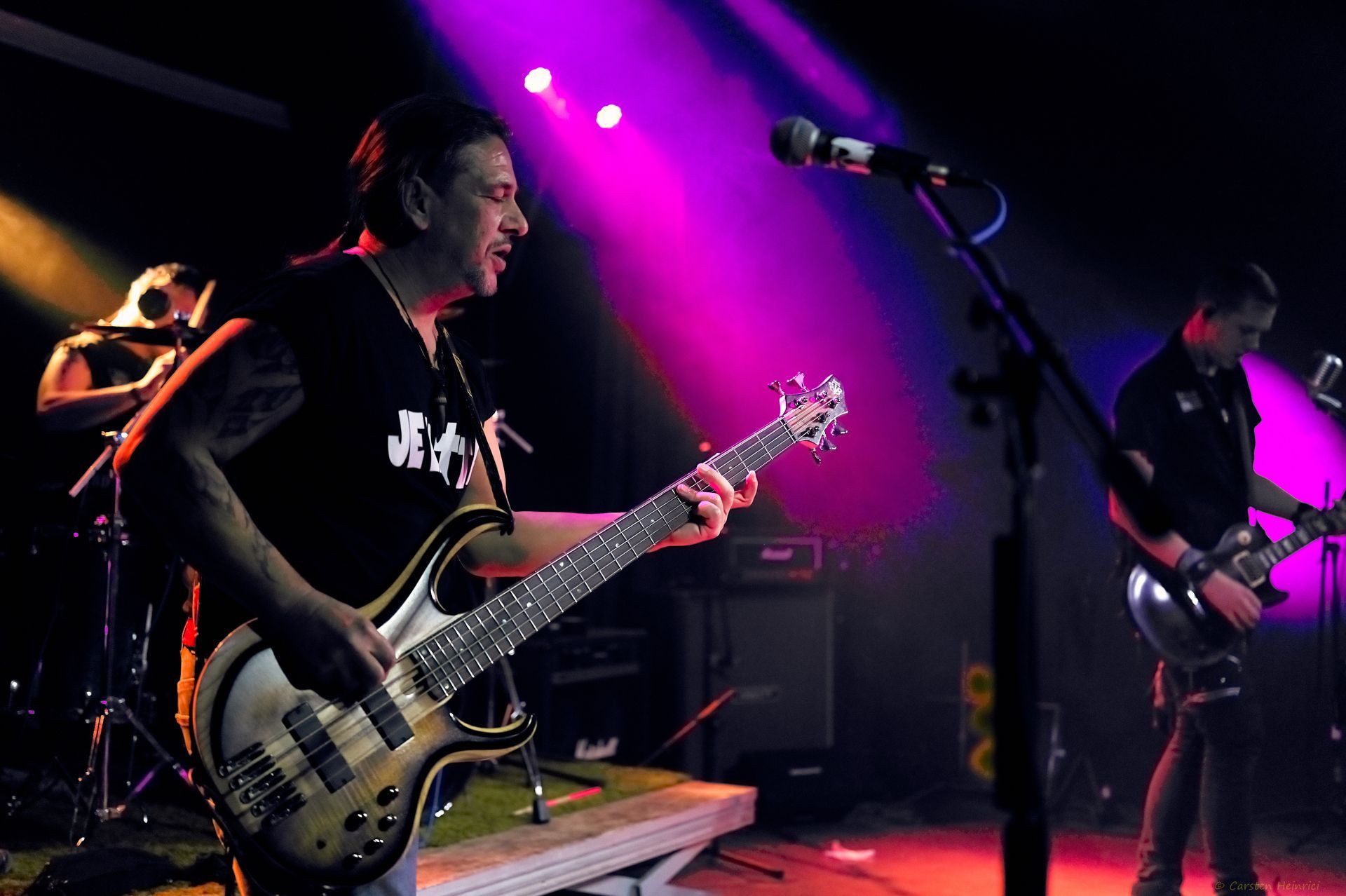 Live-Auftritt von Jevatta auf der Bühne im METRONOM. Die Band in Aktion während des Konzerts. Foto von Carsten Heinrici.