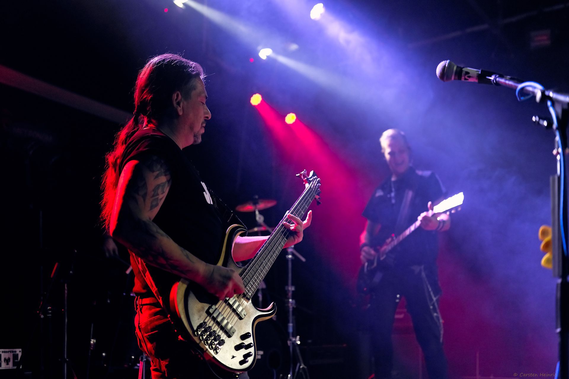Live-Auftritt von Jevatta auf der Bühne im METRONOM. Die Band in Aktion während des Konzerts. Foto von Carsten Heinrici.