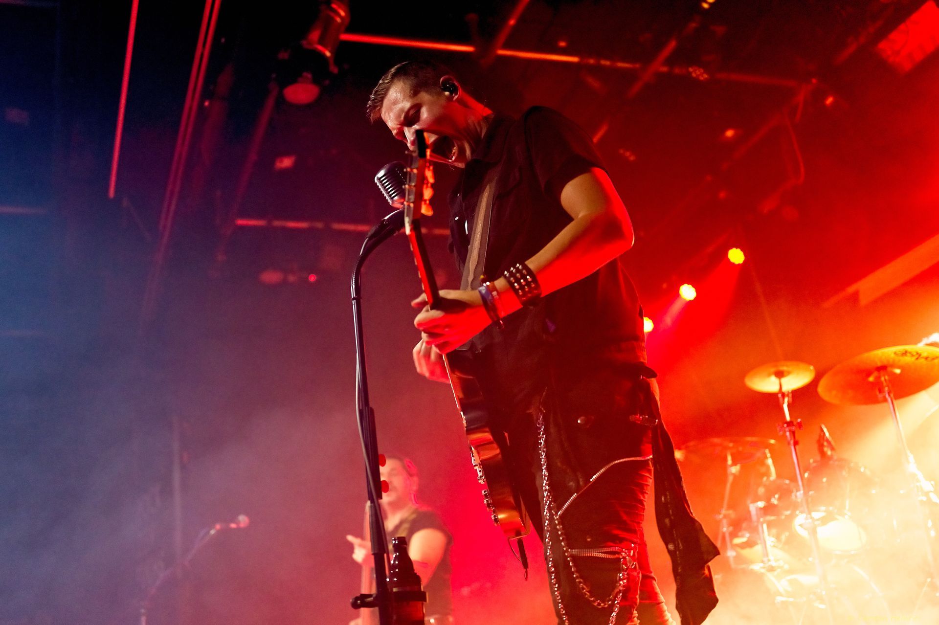 Live-Auftritt von Jevatta auf der Bühne im METRONOM. Die Band in Aktion während des Konzerts. Foto von Carsten Heinrici.