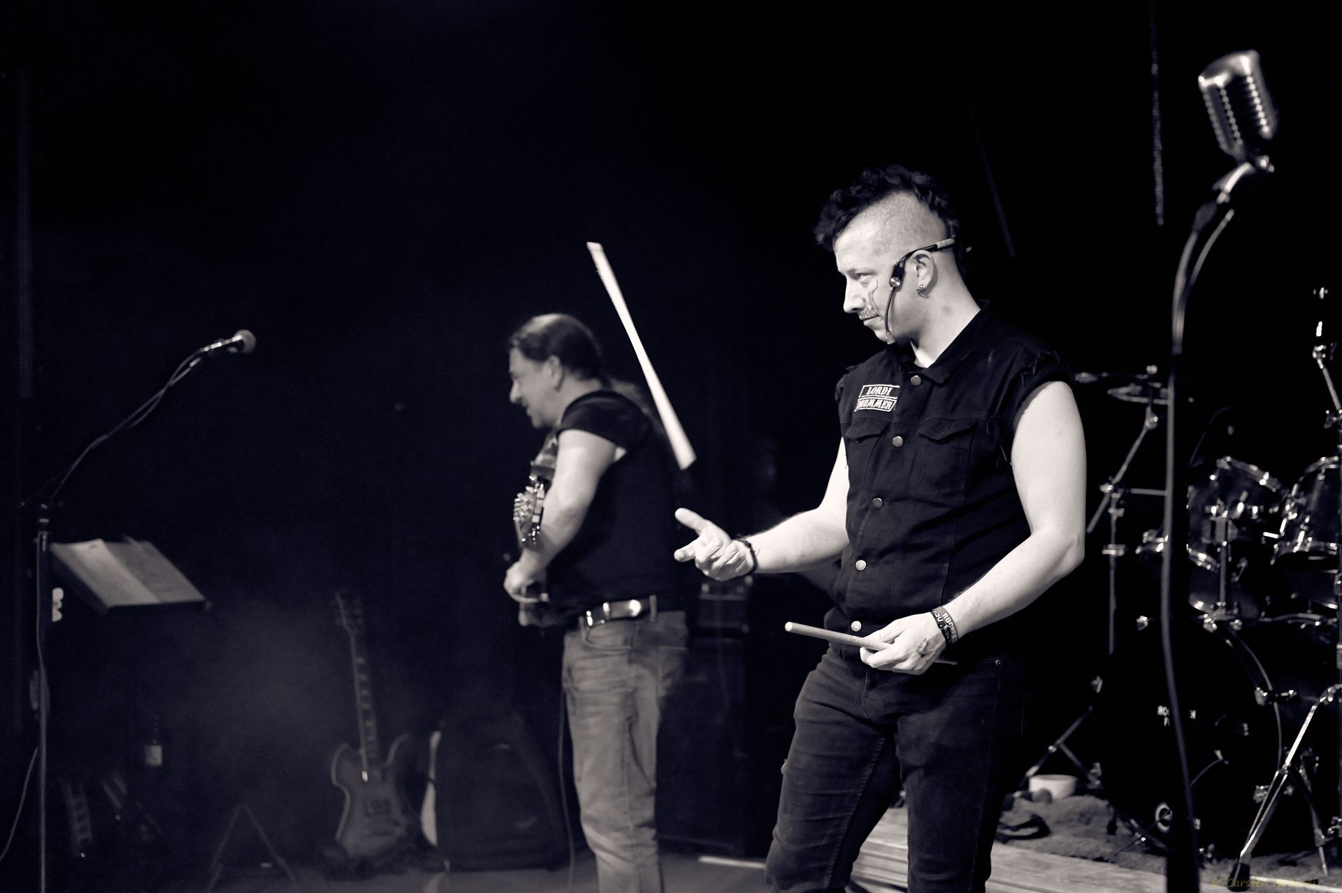 Live-Auftritt von Jevatta auf der Bühne im METRONOM. Die Band in Aktion während des Konzerts. Foto von Carsten Heinrici.