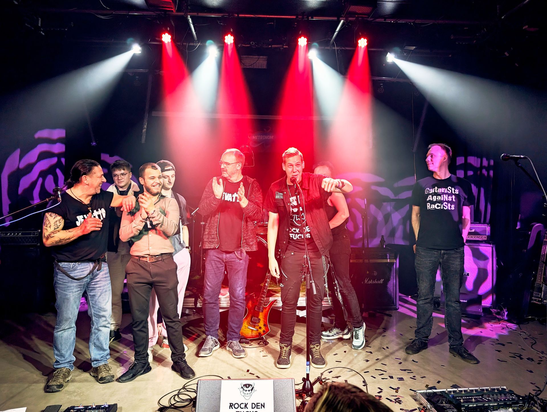 Gruppenfoto von Jevatta. Die Bandmitglieder in einer kreativen Pose. Foto von Carsten Heinrici.