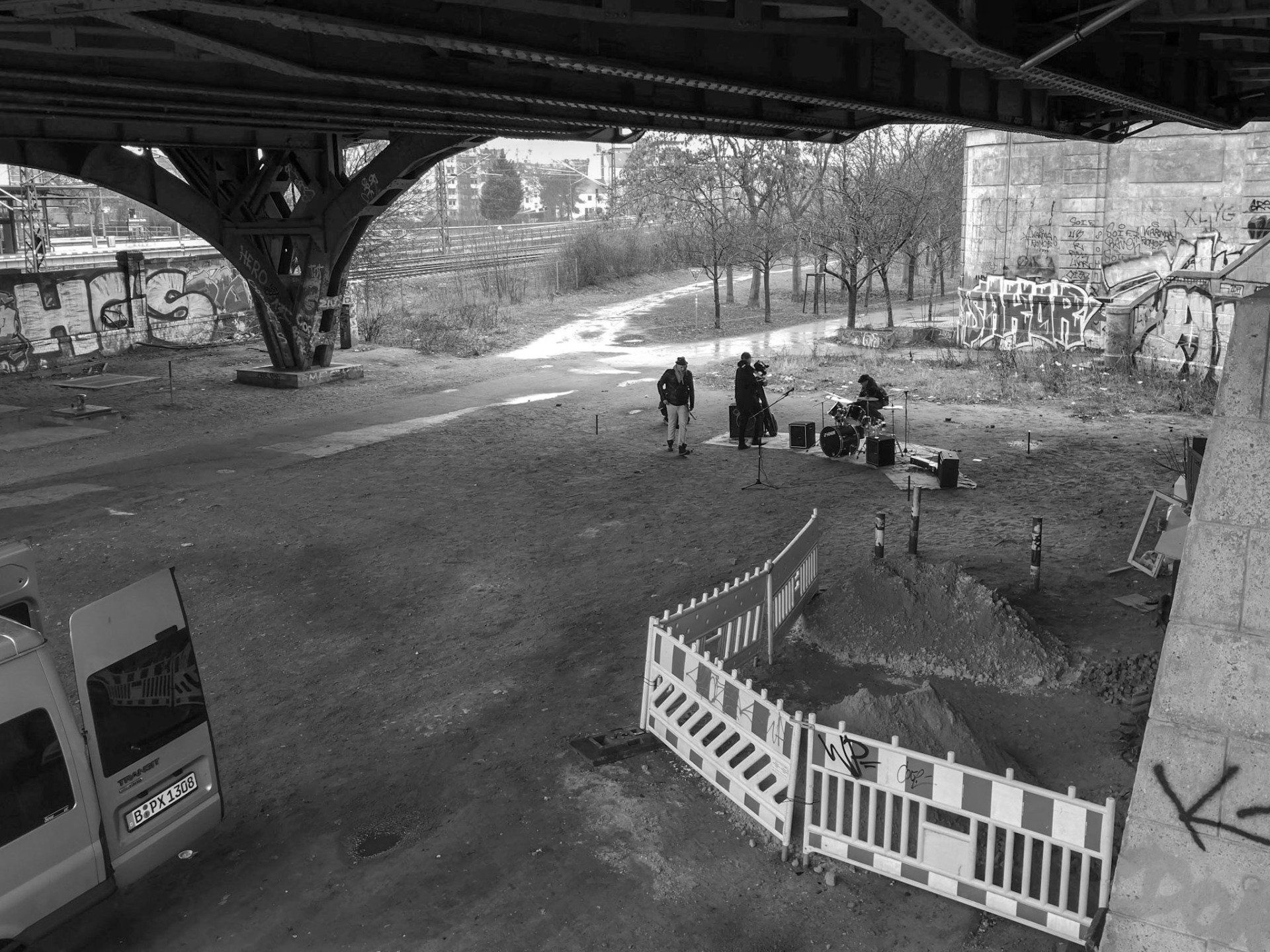 Tobijan Torrentino, Lordi Lord und Indi Pahn beim aufbauen des Filmsets. Caspar Dudek trifft Vorbereitungen mit der Videokamera. Jevatta beim Videodreh.