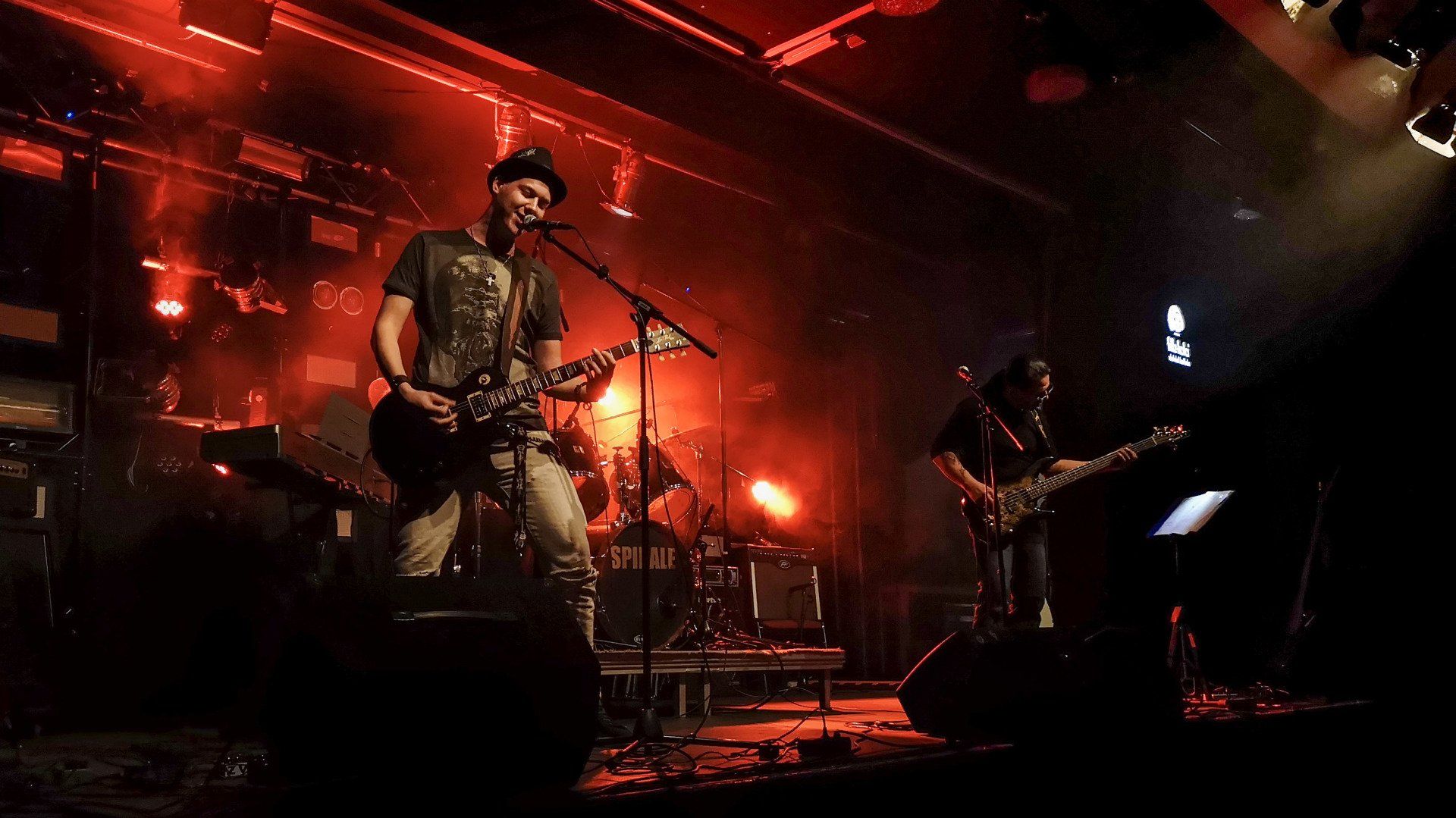 Jevatta ist rot erleuchtet. Lordi Lord versteckt sich ist jedoch geil und spielt Schlagzeug. Jevatta live bei der Open Stage am 29.11.2019 im Jugend- und Kulturzentrum SPIRALE. Photo was taken by Carsten Heinrici.