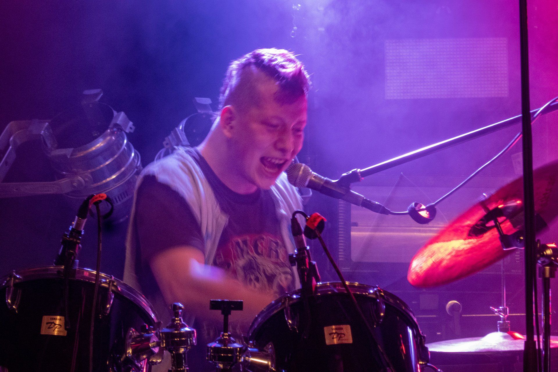 Lordi Lord am geil sein, schreien, singen und Schlagzeug spielen. Jevatta live bei der Open Stage am 29.11.2019 im Jugend- und Kulturzentrum SPIRALE. Photo was taken by Carsten Heinrici.
