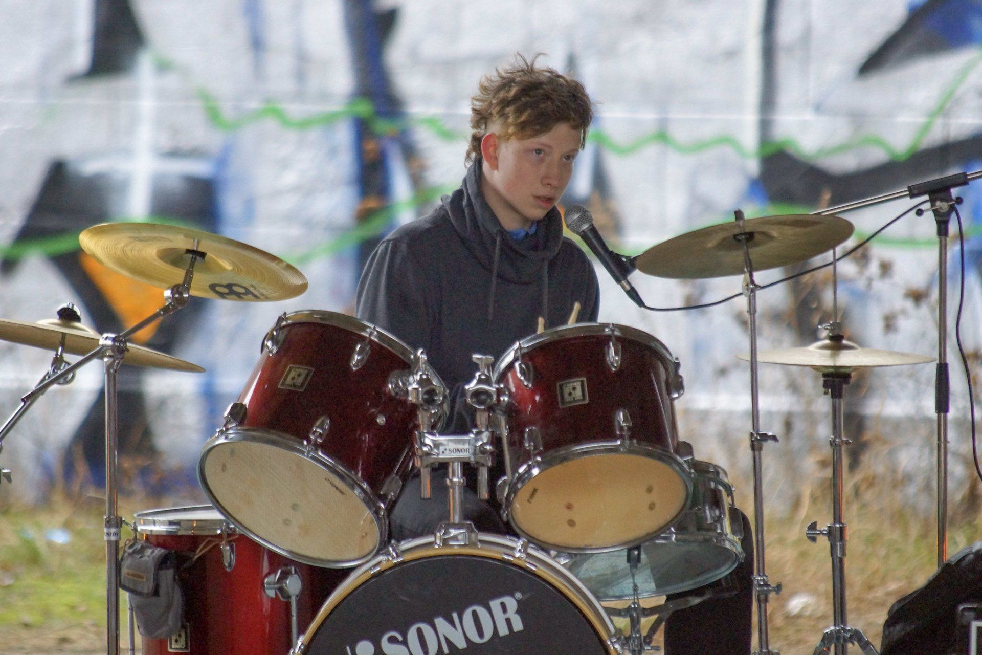 Lordi Lord sitzt am Schlagzeug. Jevatta beim Videodreh zum Song: