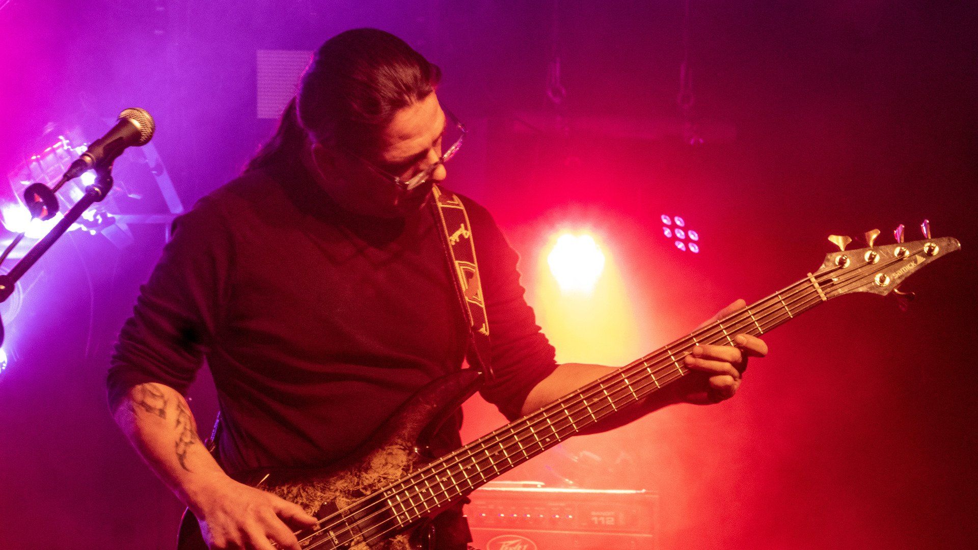Indi Pahn am Bass spielen. Jevatta live bei der Open Stage am 29.11.2019 im Jugend- und Kulturzentrum SPIRALE. Photo was taken by Carsten Heinrici.