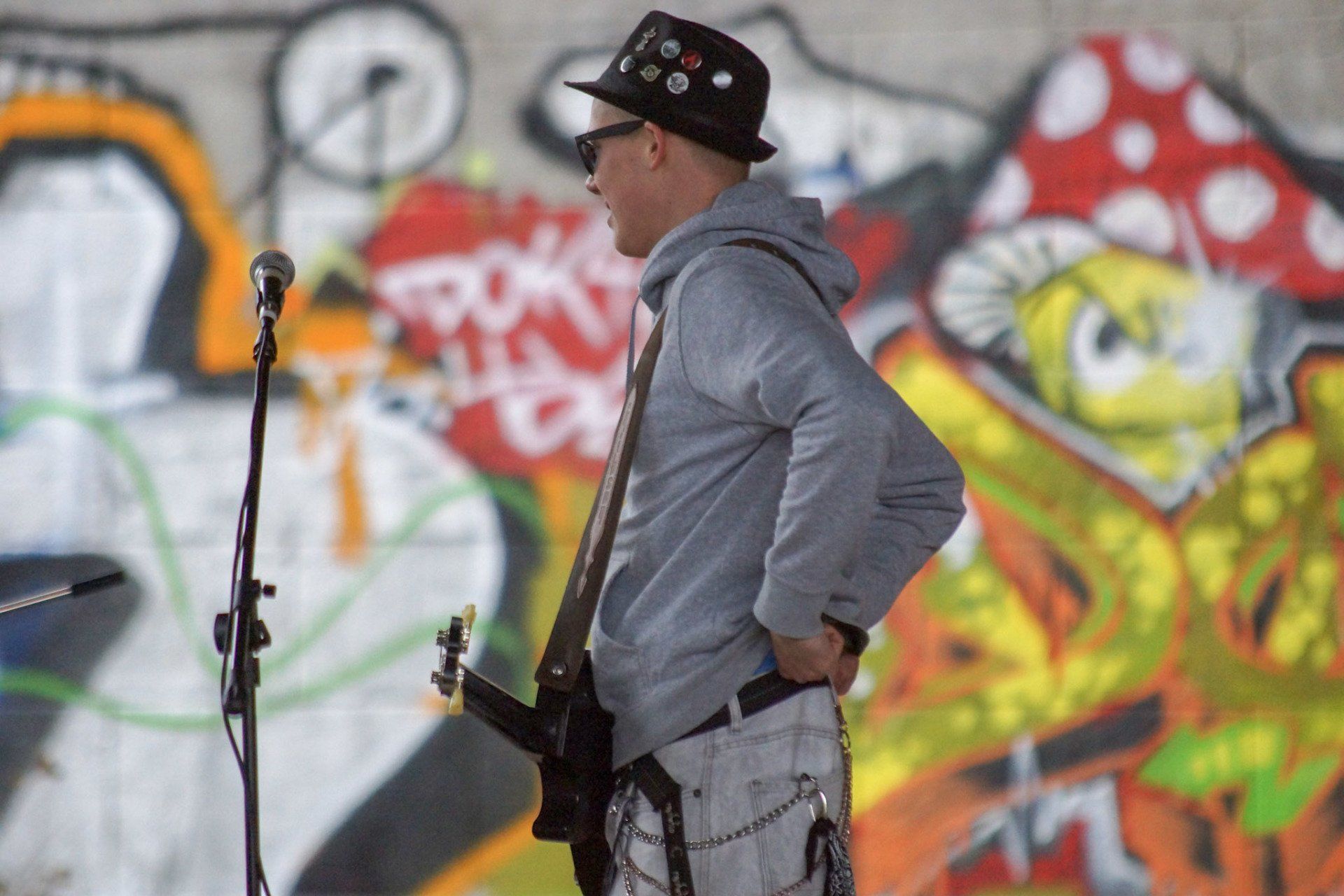 Tobijan Torrentino richtet seine Hose. Jevatta beim Videodreh zum Song: