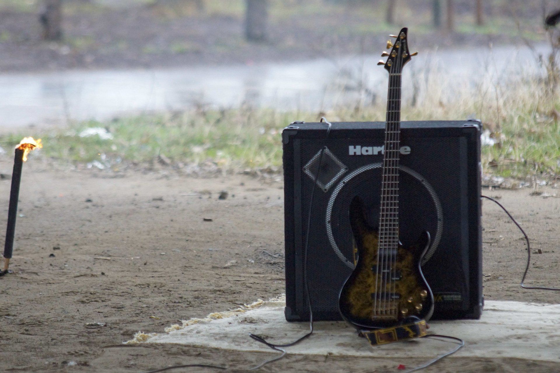 Der Samick E-Bass und der Hartke Bassverstärker von Indi Pahn. Jevatta beim Videodreh zum Song: