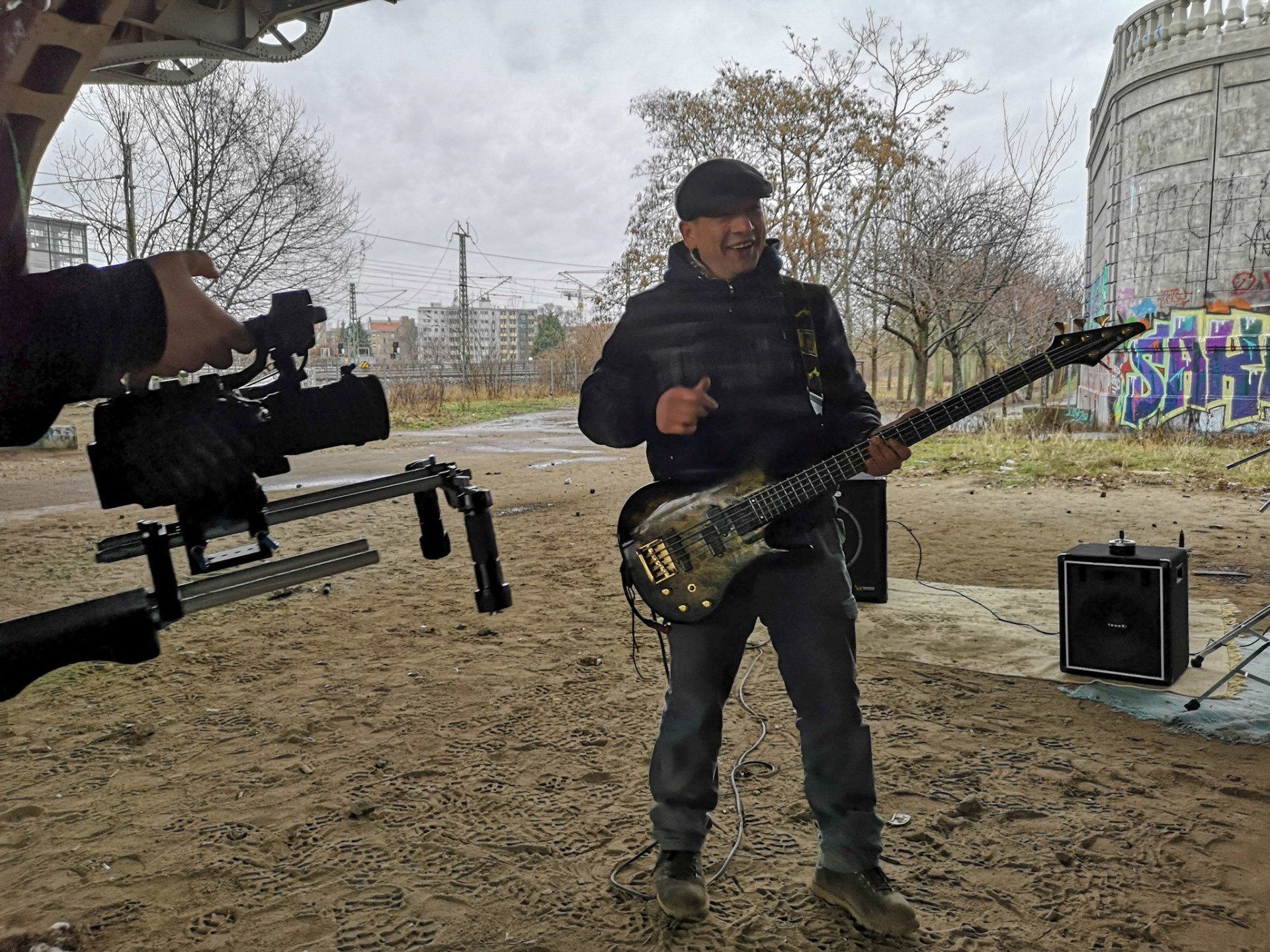Indi Pahn mit seinem E-Bass wird von Caspar Dudek gefilmt. Jevatta beim Videodreh zum Song:
