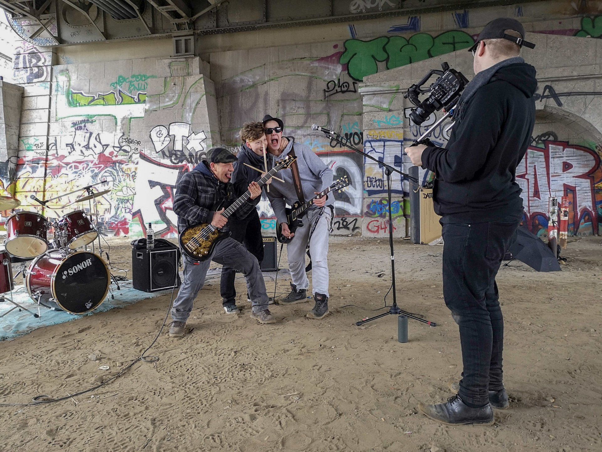 Gruppenfoto von Jevatta. Indi Pahn, Lordi Lord und Tobijan Torrentino werden von Caspar Dudek gefilmt. Jevatta beim Videodreh zum Song: