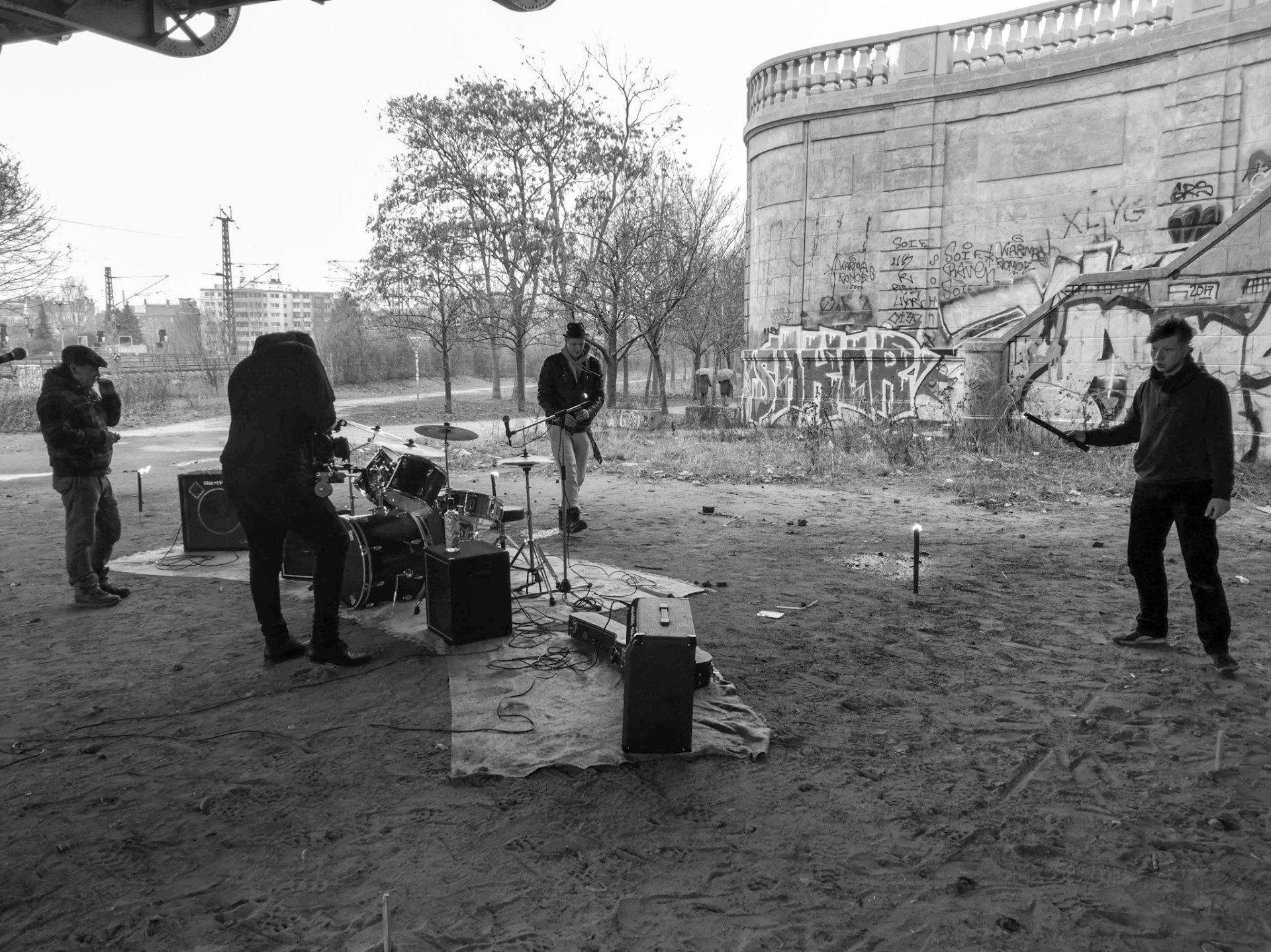 Tobijan Torrentino, Lordi Lord und Indi Pahn beim aufbauen des Filmsets. Caspar Dudek trifft Vorbereitungen mit der Videokamera. Jevatta beim Videodreh.