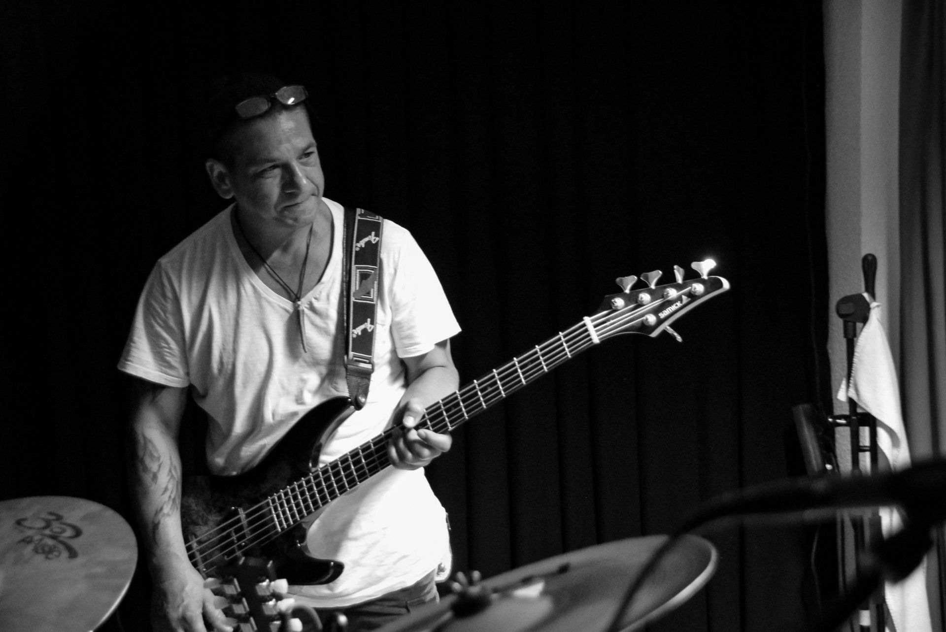 Indi Pahn hält seinen Bass und wartet. Jevatta live bei der Open Stage am 14.06.2019 im Dorfkrug. Photo was taken by Tobias Baer.